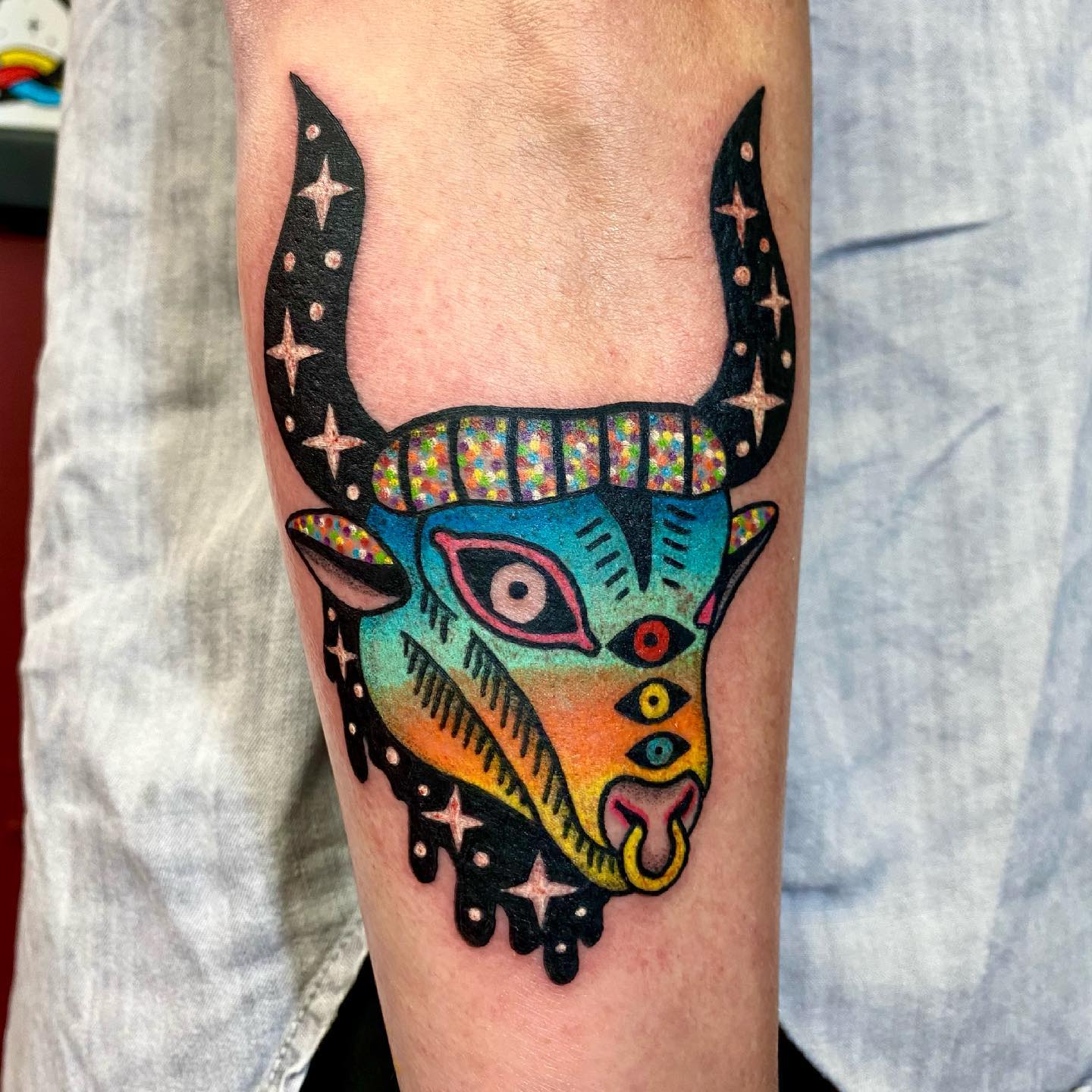Tatuaje de Tauro con flores.