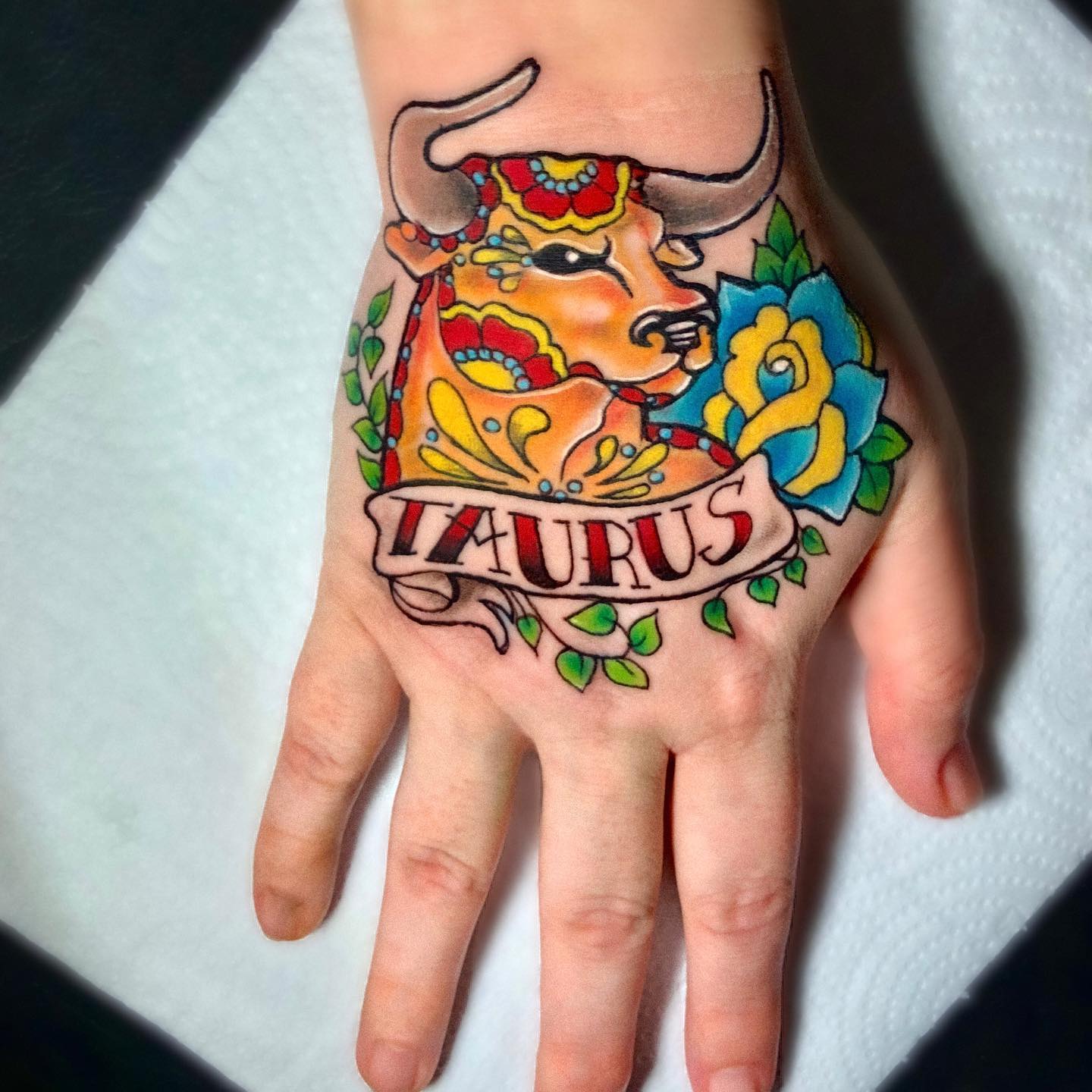 Tatuaje de Tauro en tinta negra fresco.