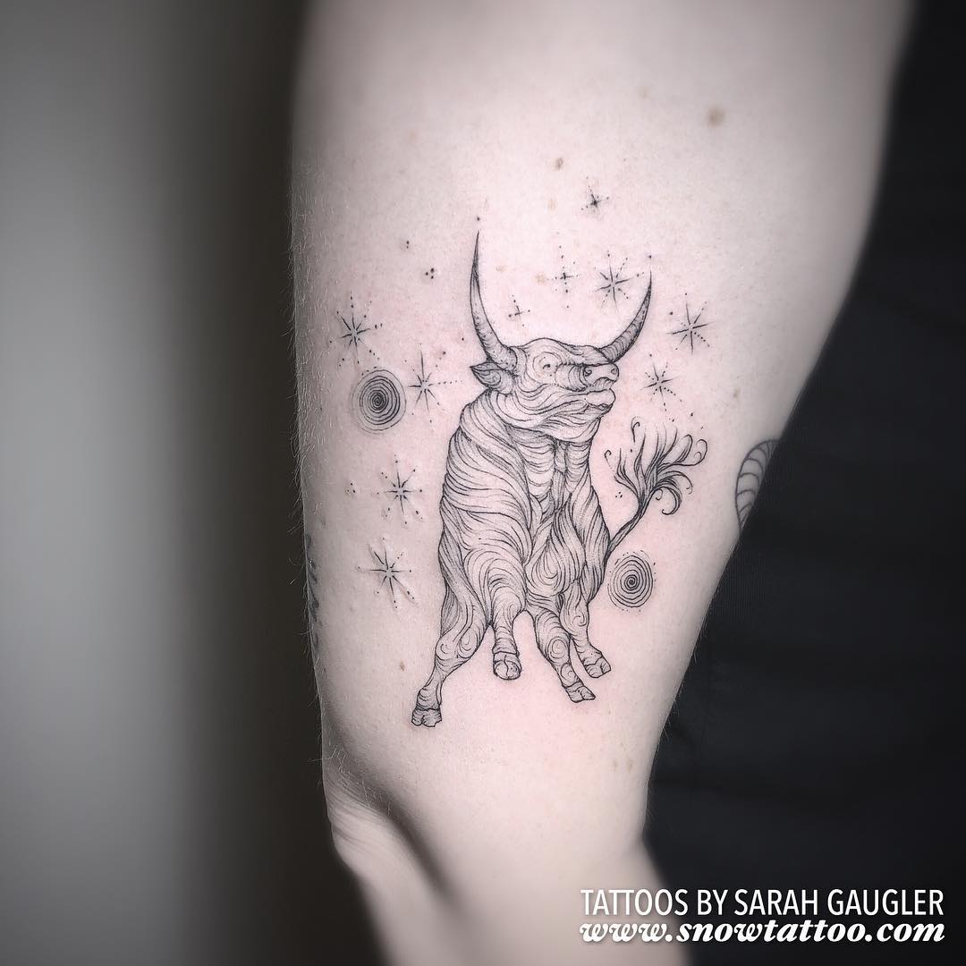 Tatuaje de Tauro Grande Diseño Negro en la Espalda