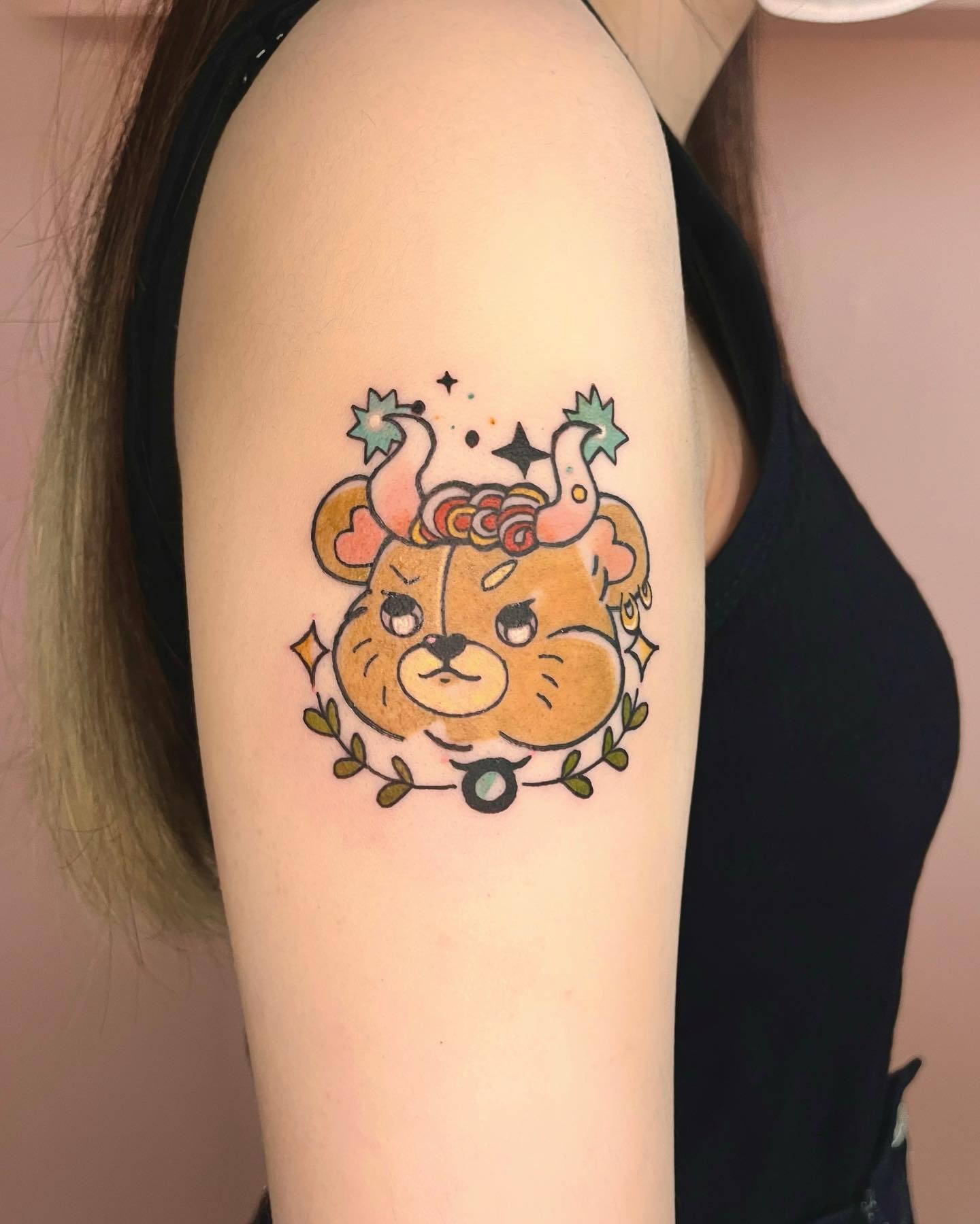 Tatuaje de Taurus colorido en el muslo.