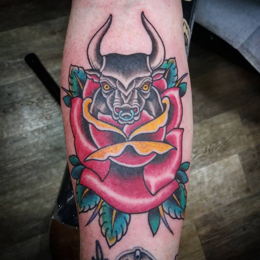 Tatuaje de Taurus de color azul brillante