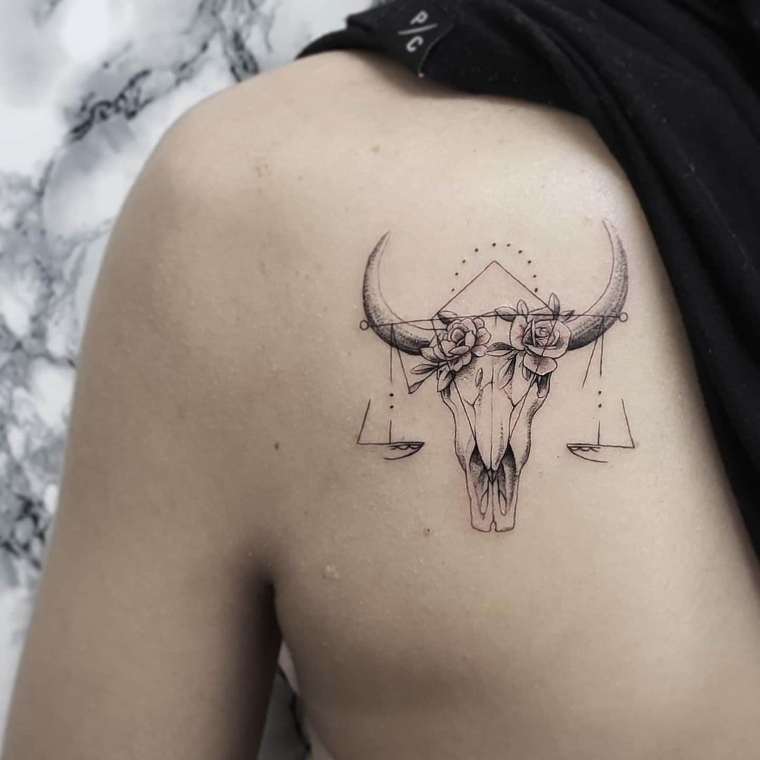 Tatuaje de Taurus Rojo Brillante