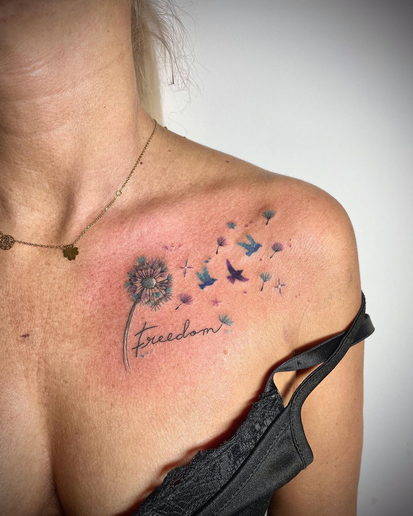 Tatuaje de un Diente de León en el Pecho