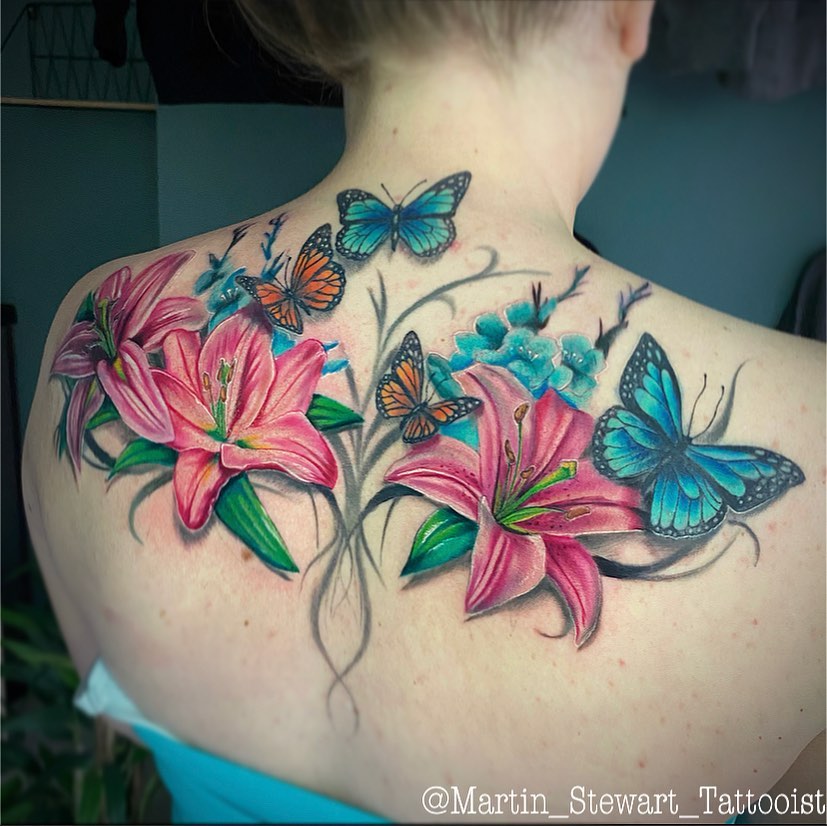 Tatuaje de un lirio vívido en la espalda.