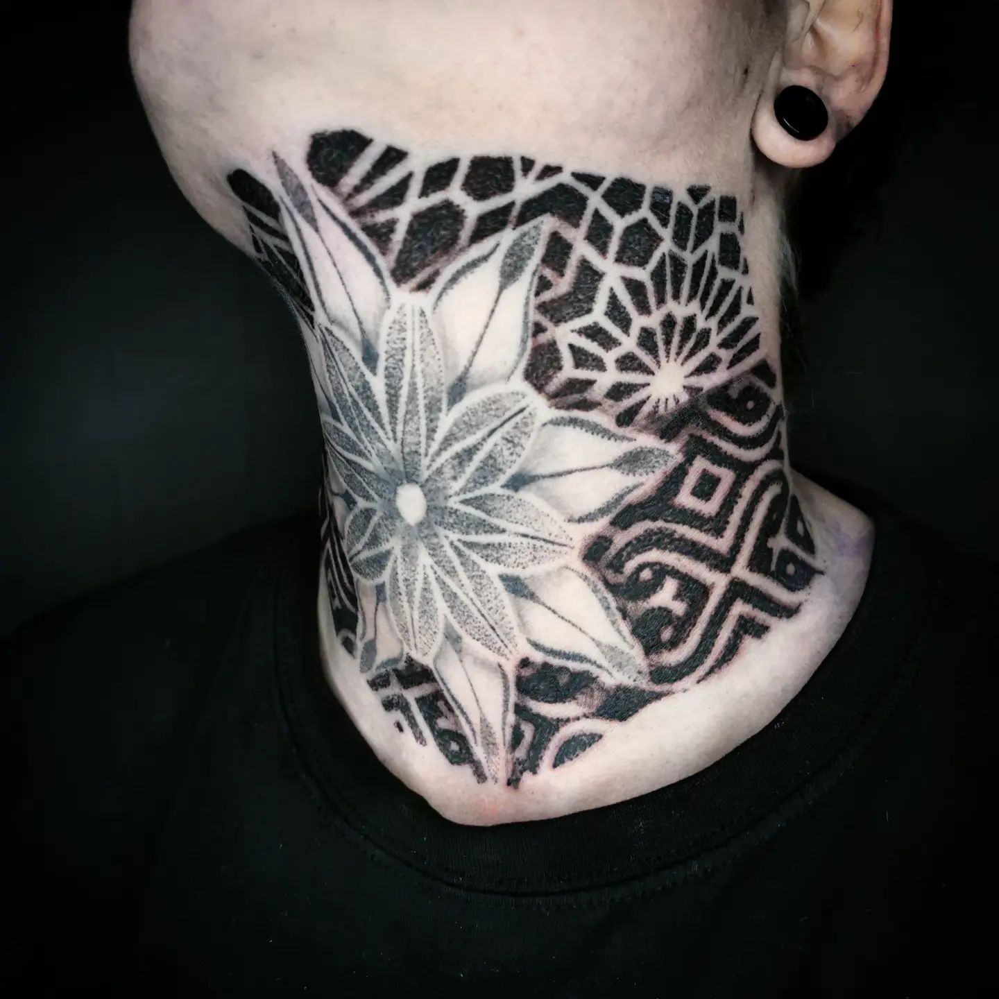 Tatuaje elegante en la garganta