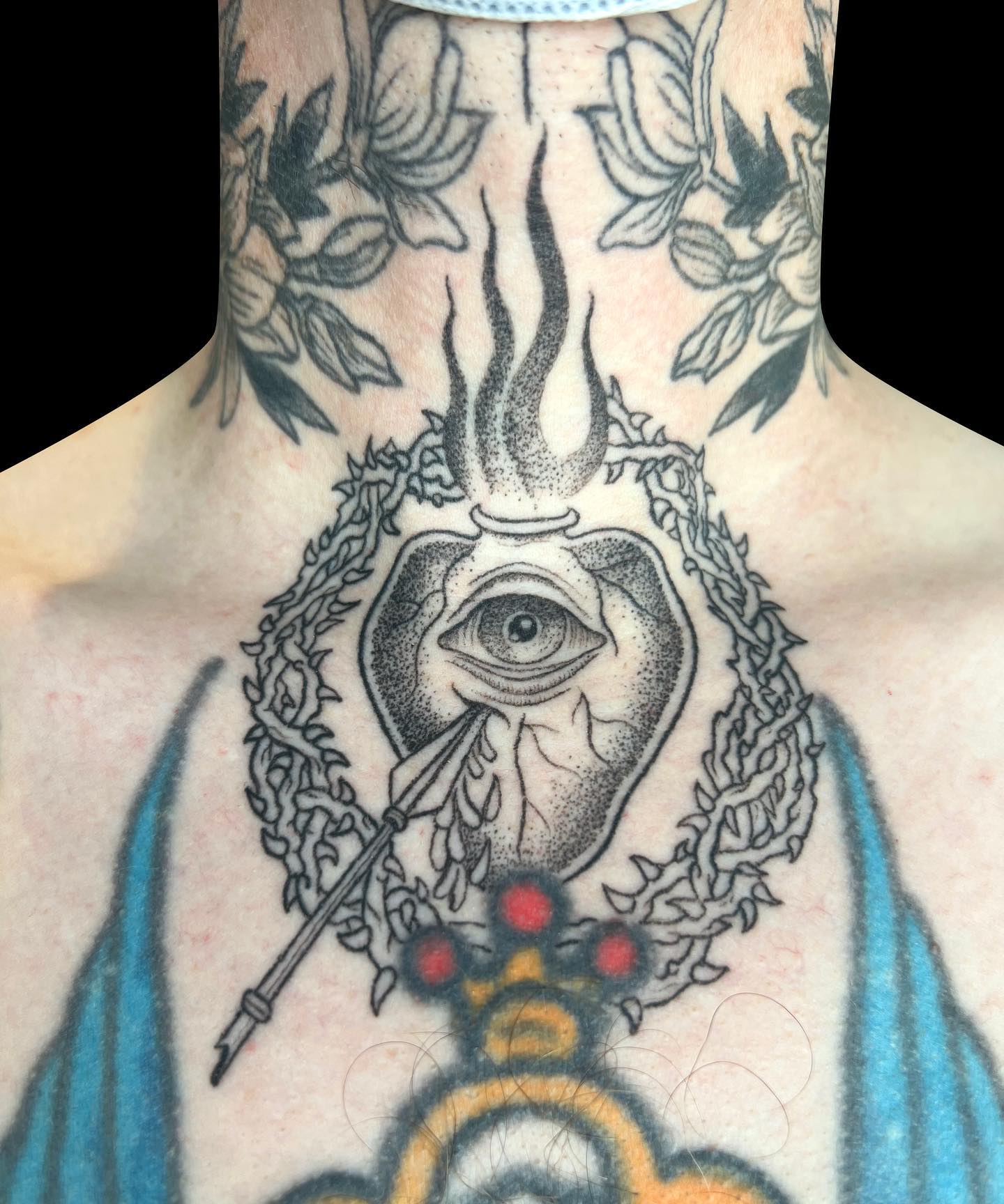 Tatuaje extraño en la garganta
