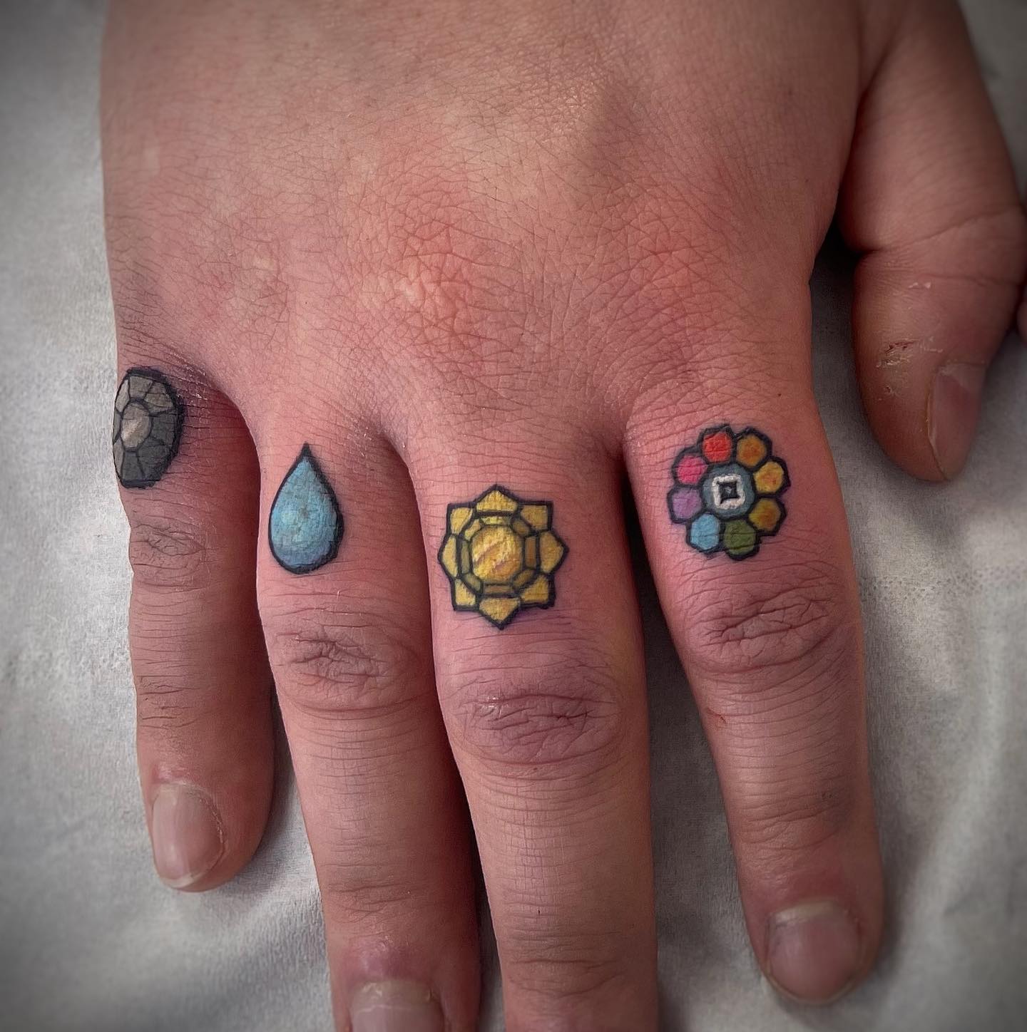 Tatuaje genial de nudillo de Pokemon.