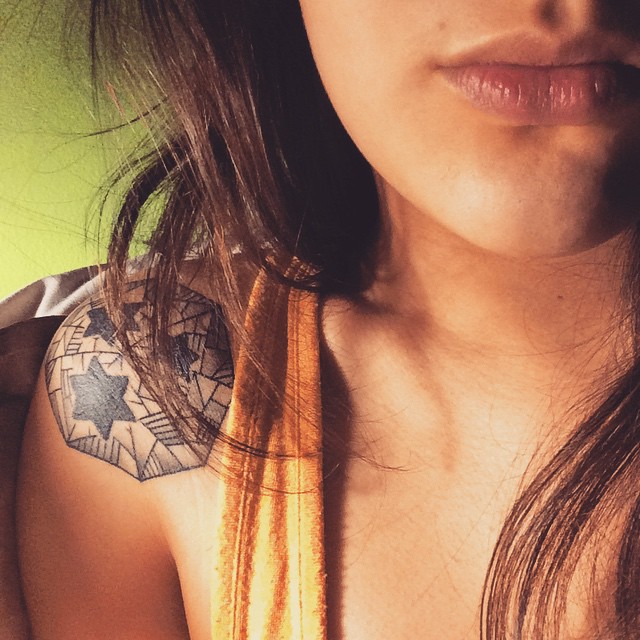 Tatuaje geométrico de estrella
