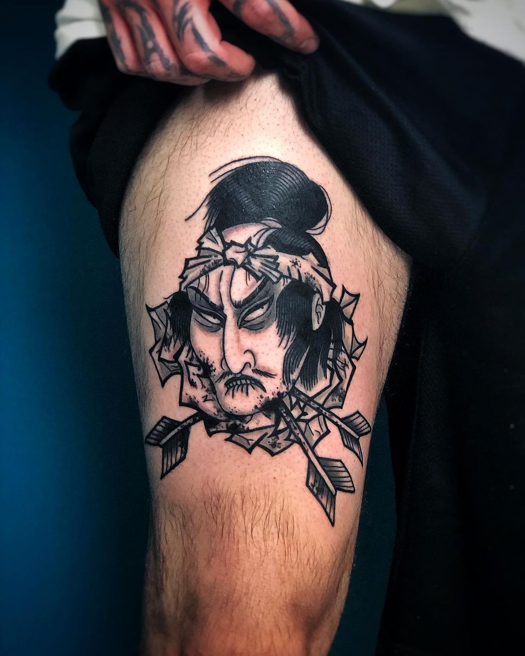 Tatuaje pequeño de Namakubi en la pierna.