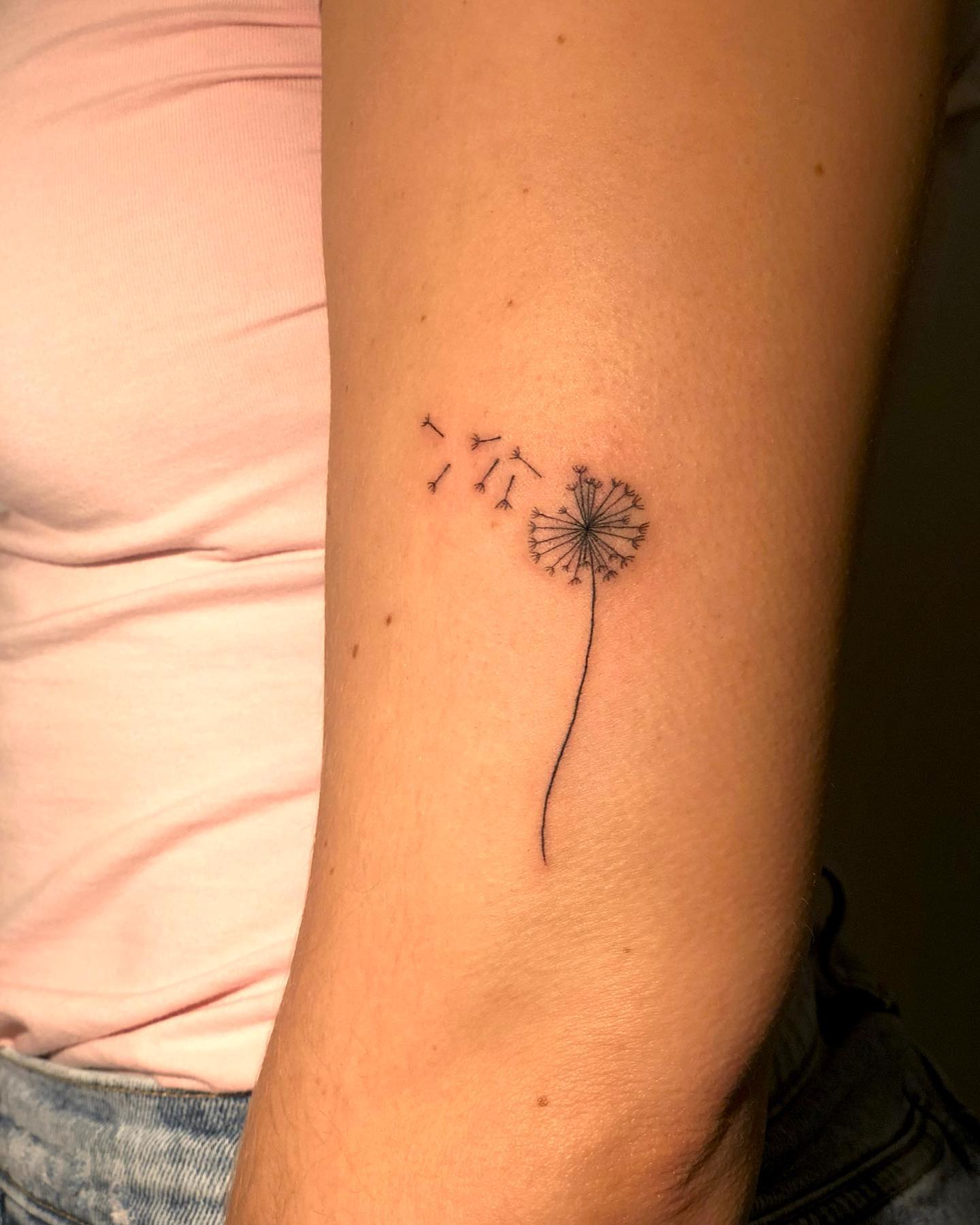 Tatuaje sencillo de diente de león.