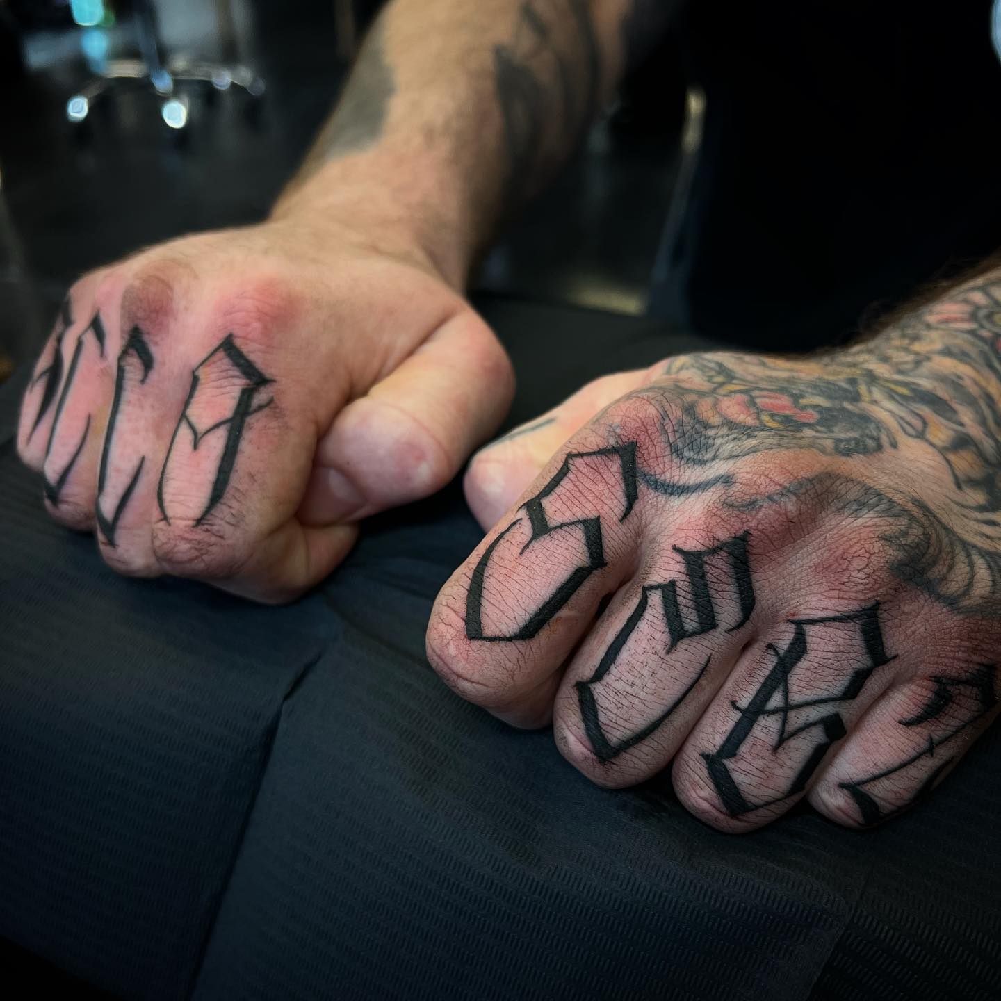 Tatuajes de nudillos a juego
