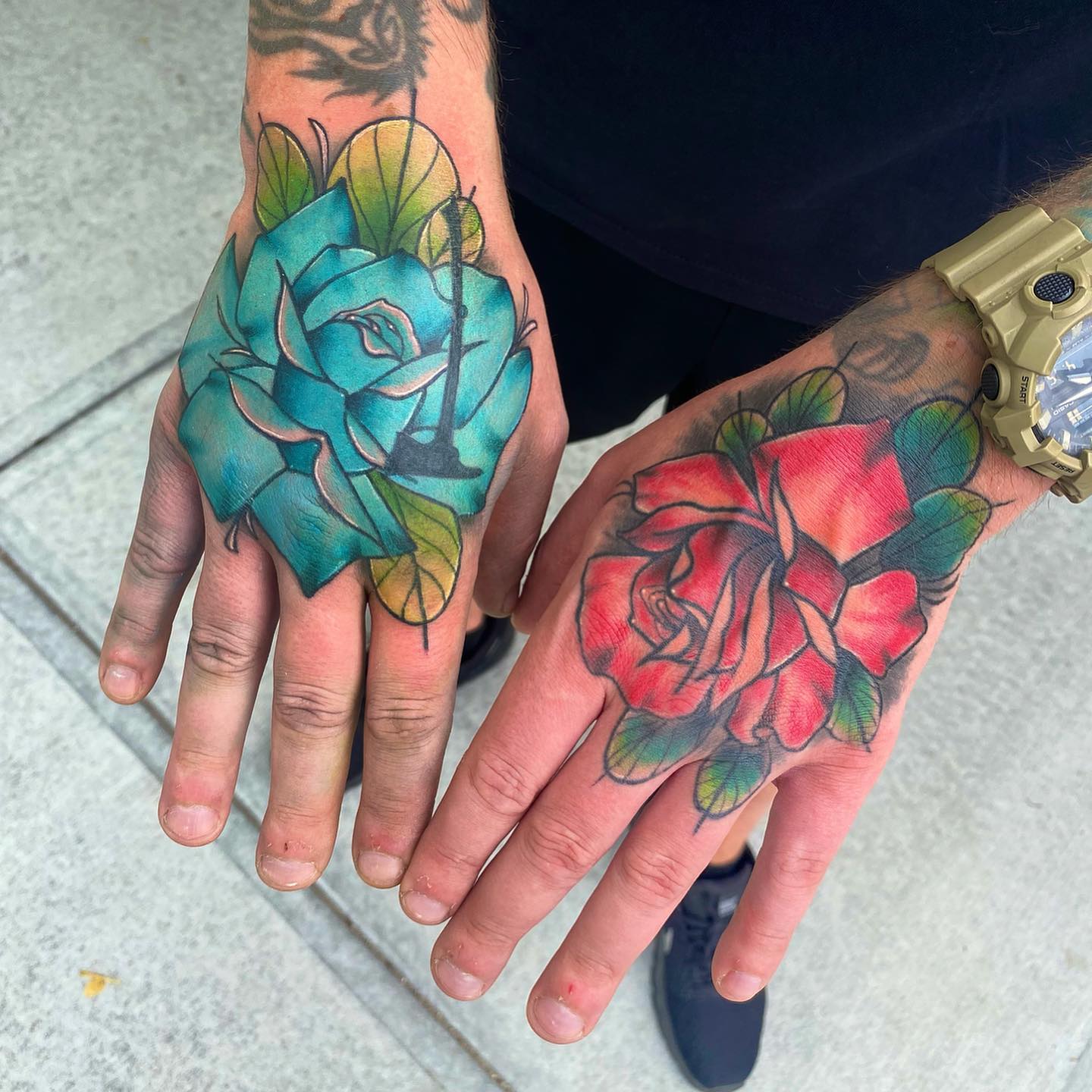 Tatuajes de nudillos en color a juego