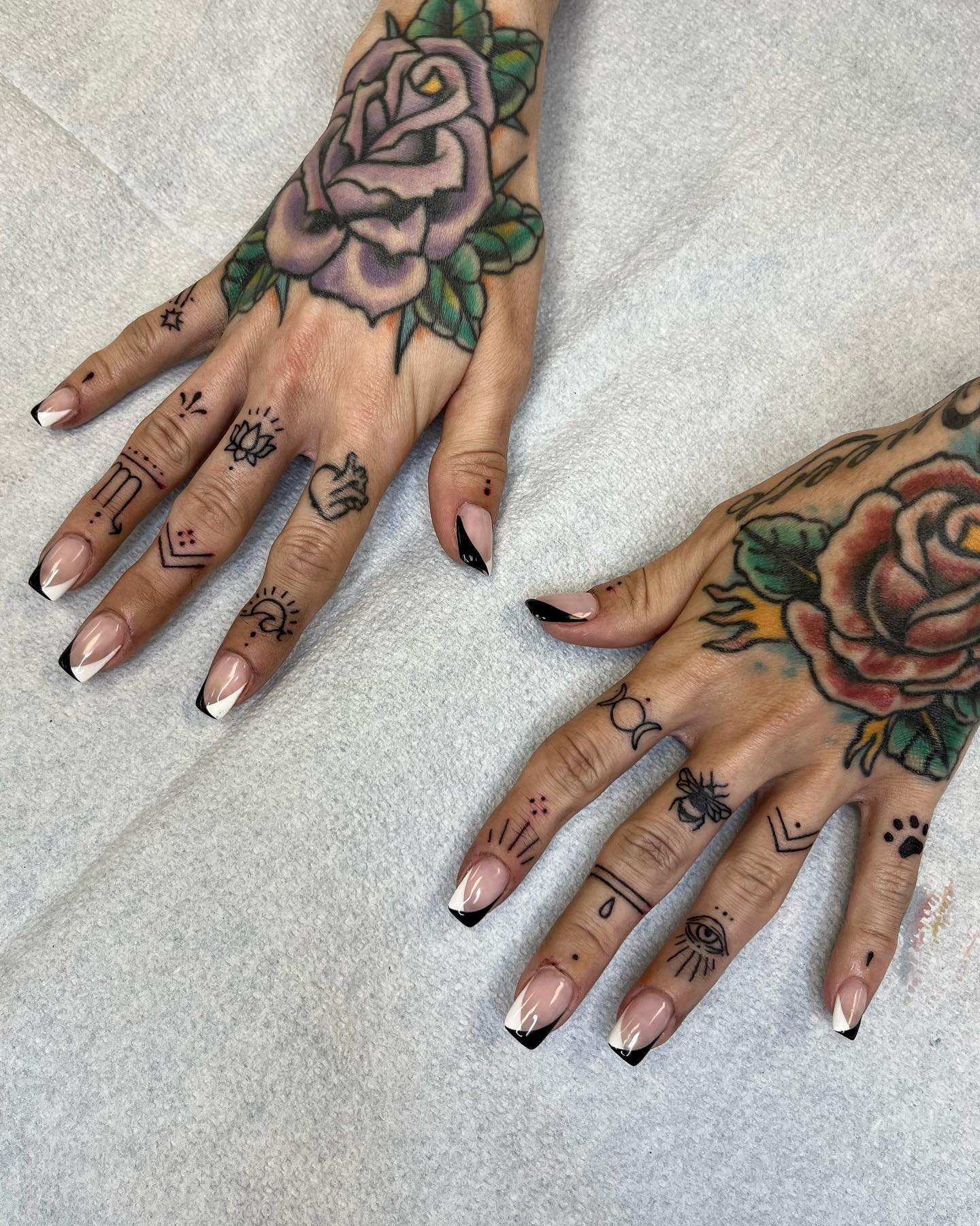 Tatuajes de nudillos para mujeres.