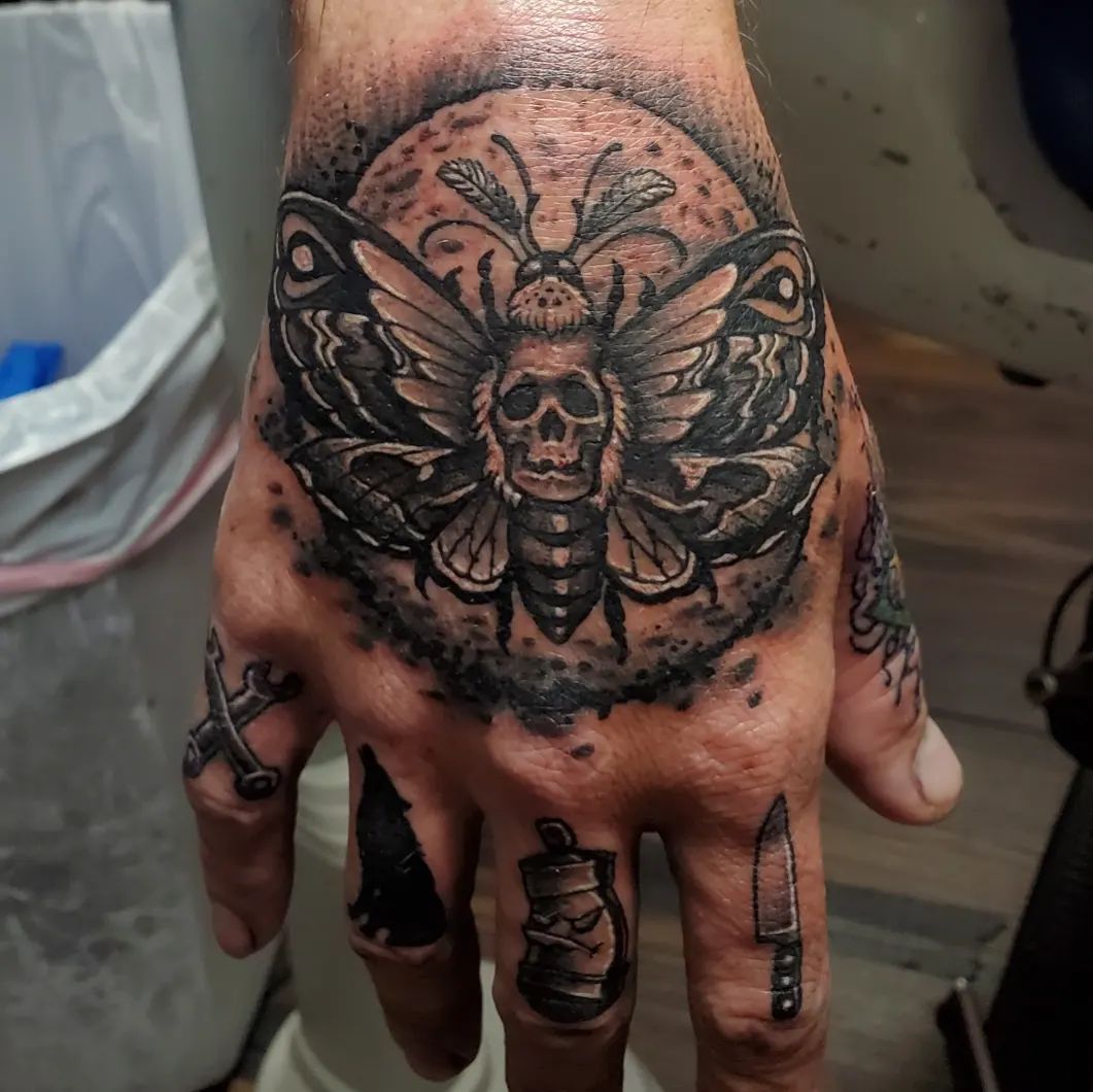 Tatuajes en múltiples nudillos
