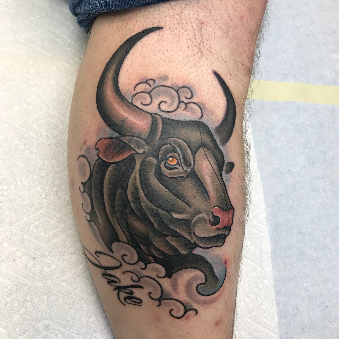 Tinta negra roja tatuaje de Tauro