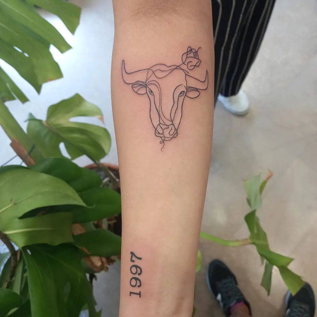 Toro con tatuaje de dibujos animados