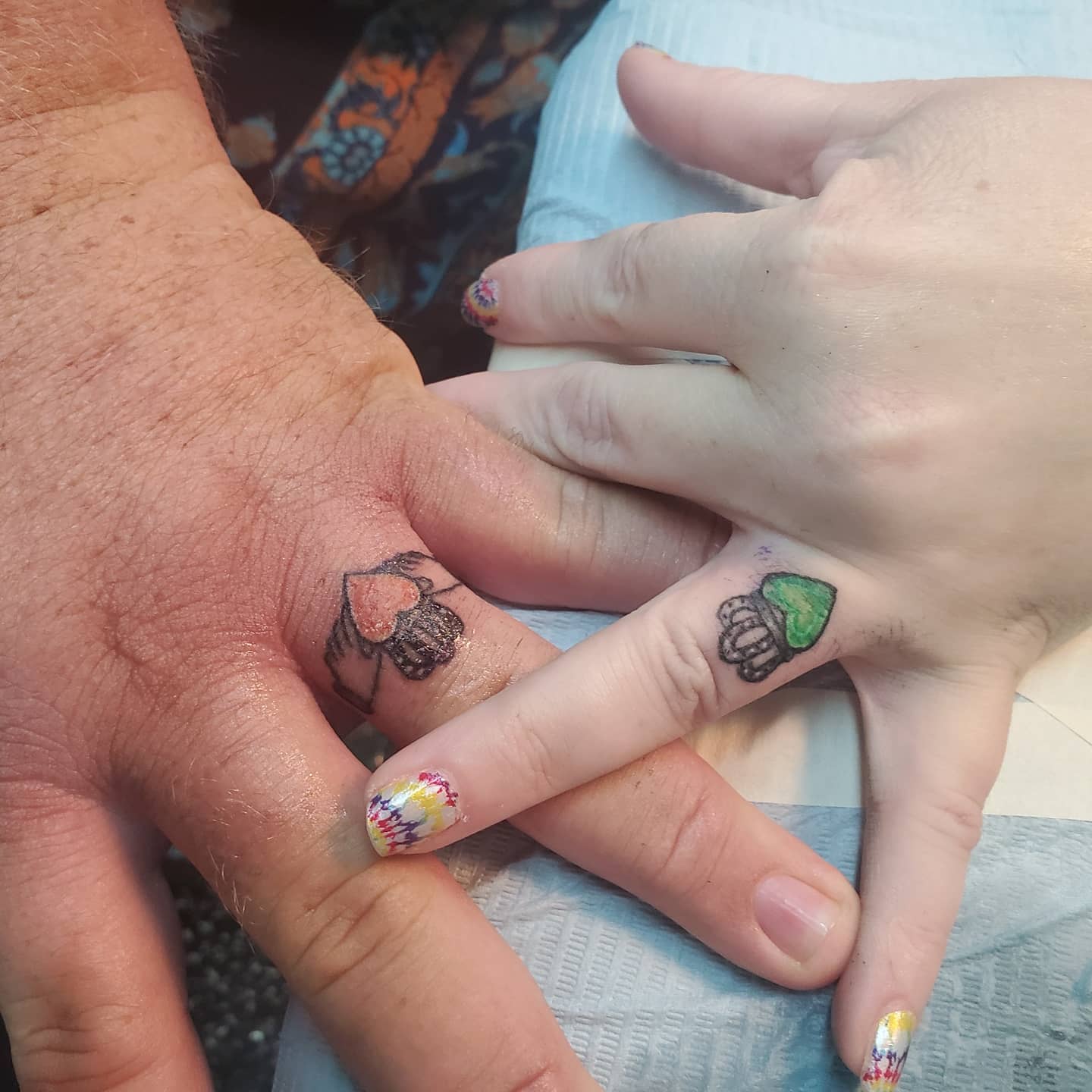 Anillo de boda tatuado con colores.