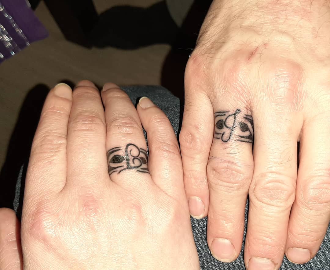 Diseño de gran anillo de bodas.