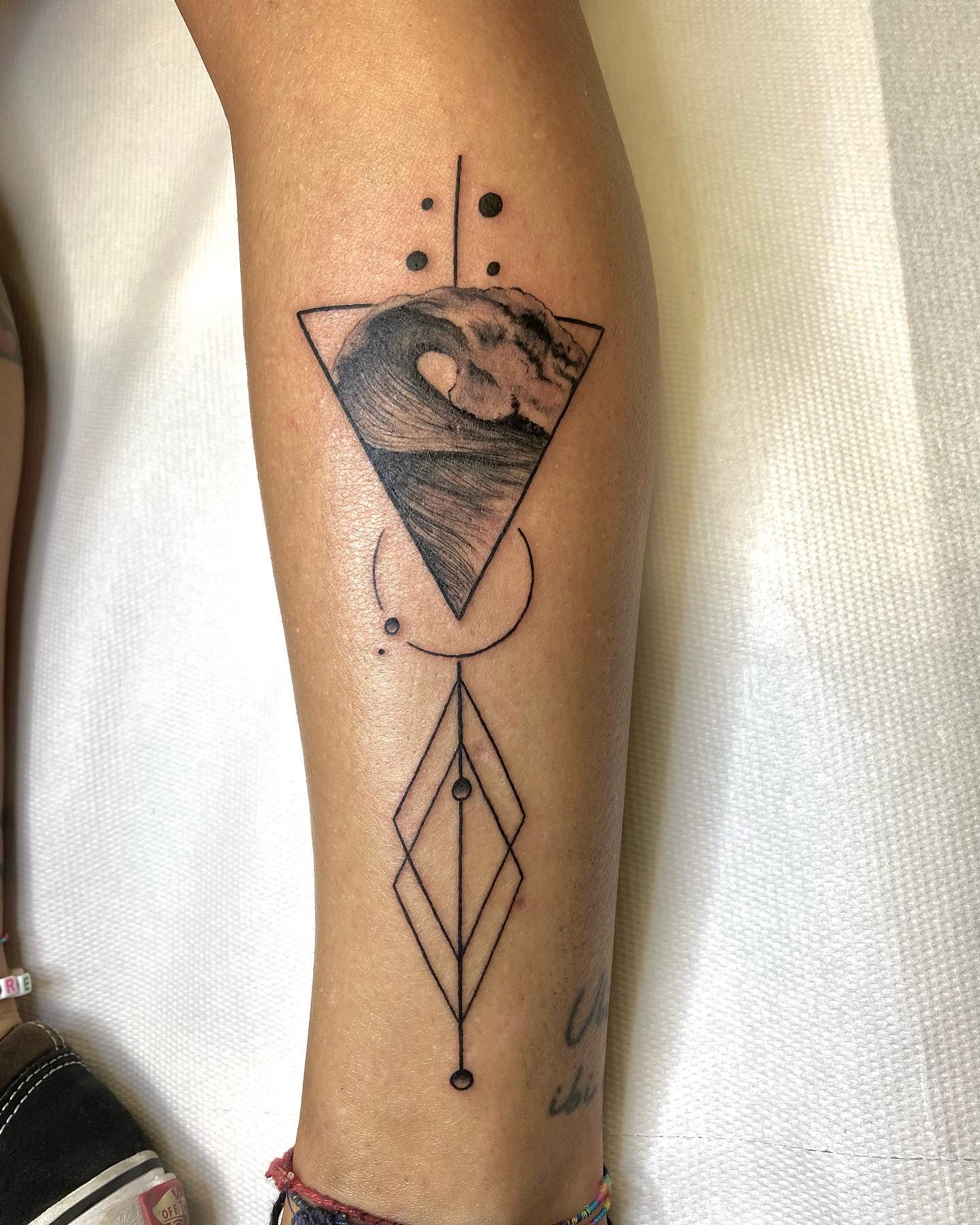 Diseño de tatuaje de onda de brazo.