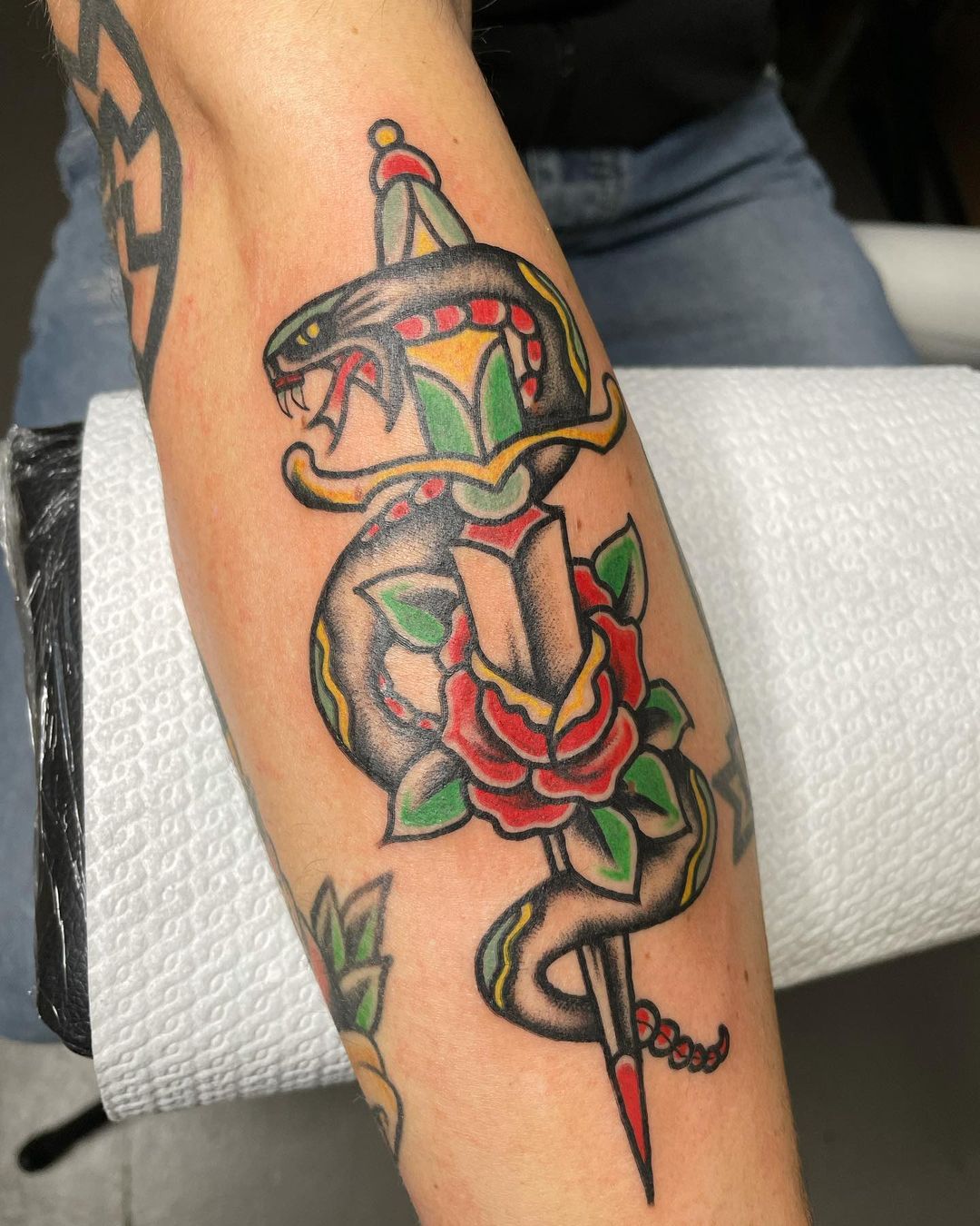 Divertido tatuaje de serpiente de dibujos animados.