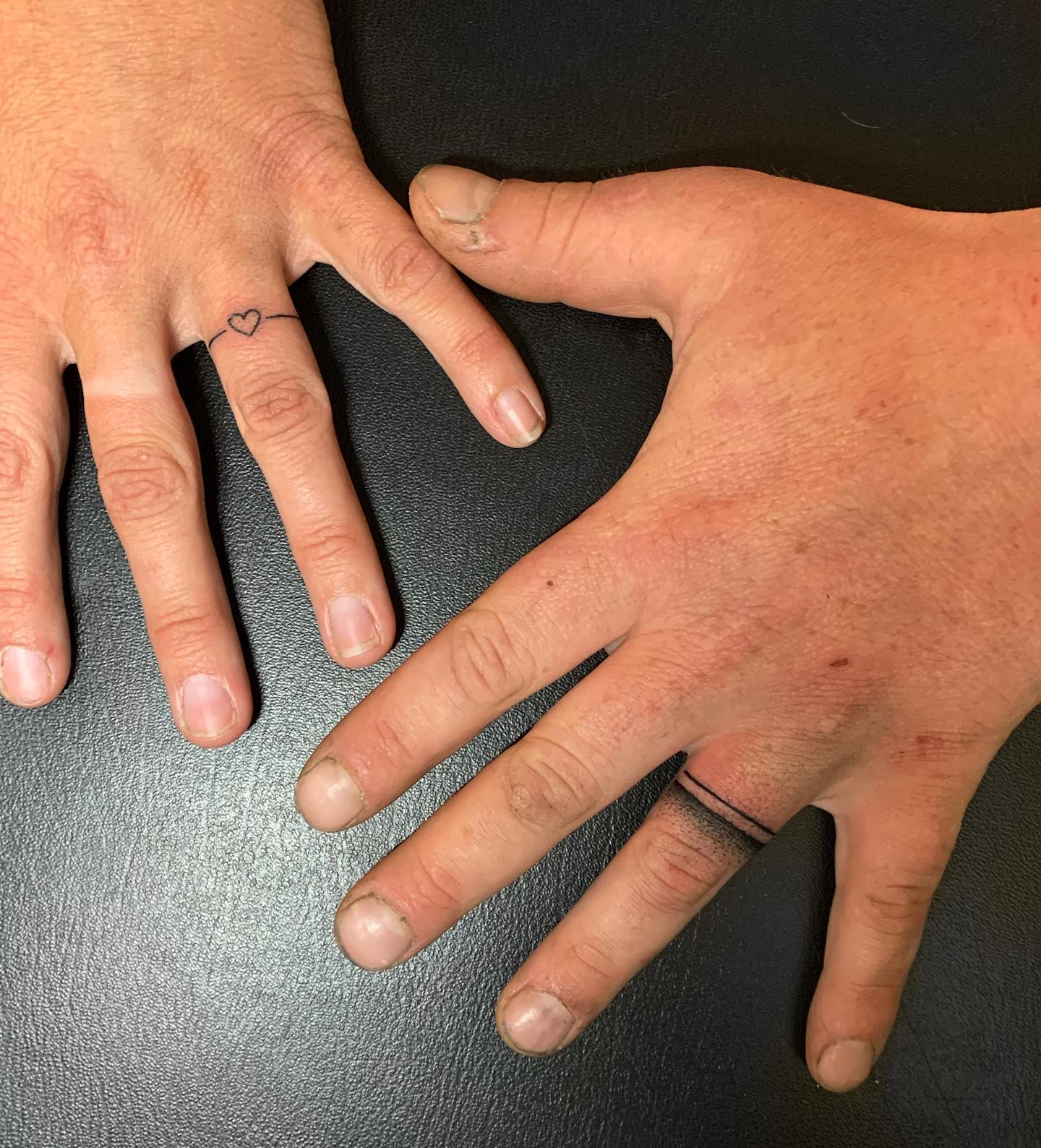 Dos tatuajes de anillos de bodas diferentes.