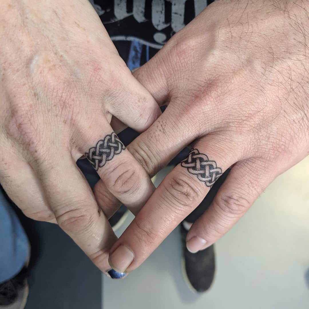 Gran tatuaje de anillo de boda.