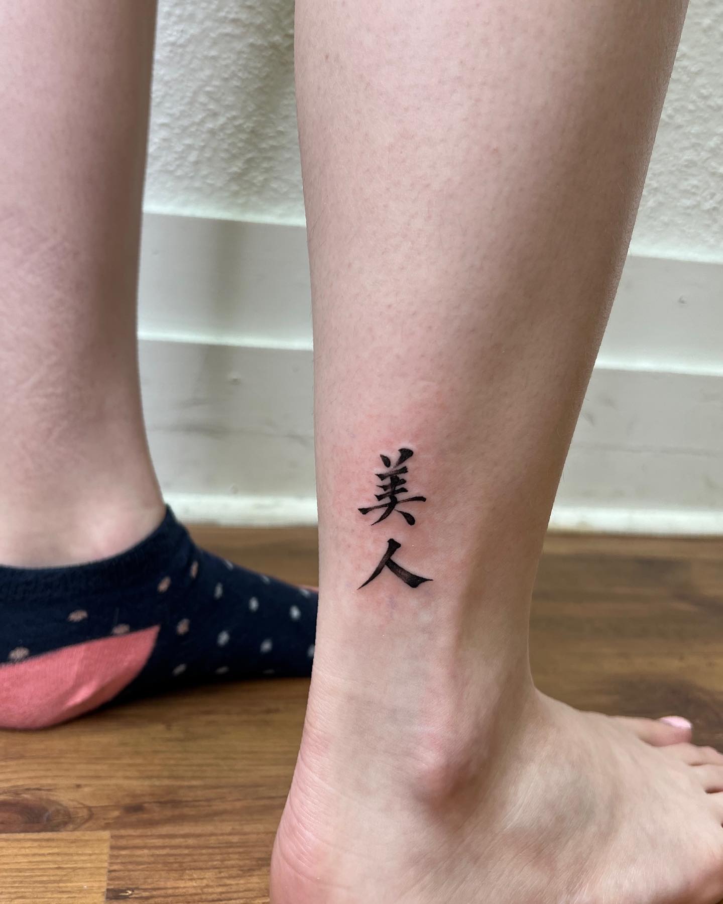 Hermoso tatuaje de tobillo chino.