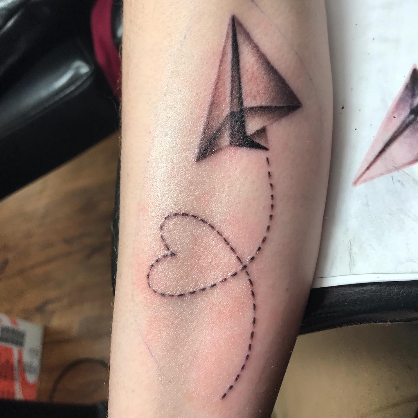 Idea de tatuaje de avión de papel para mujeres