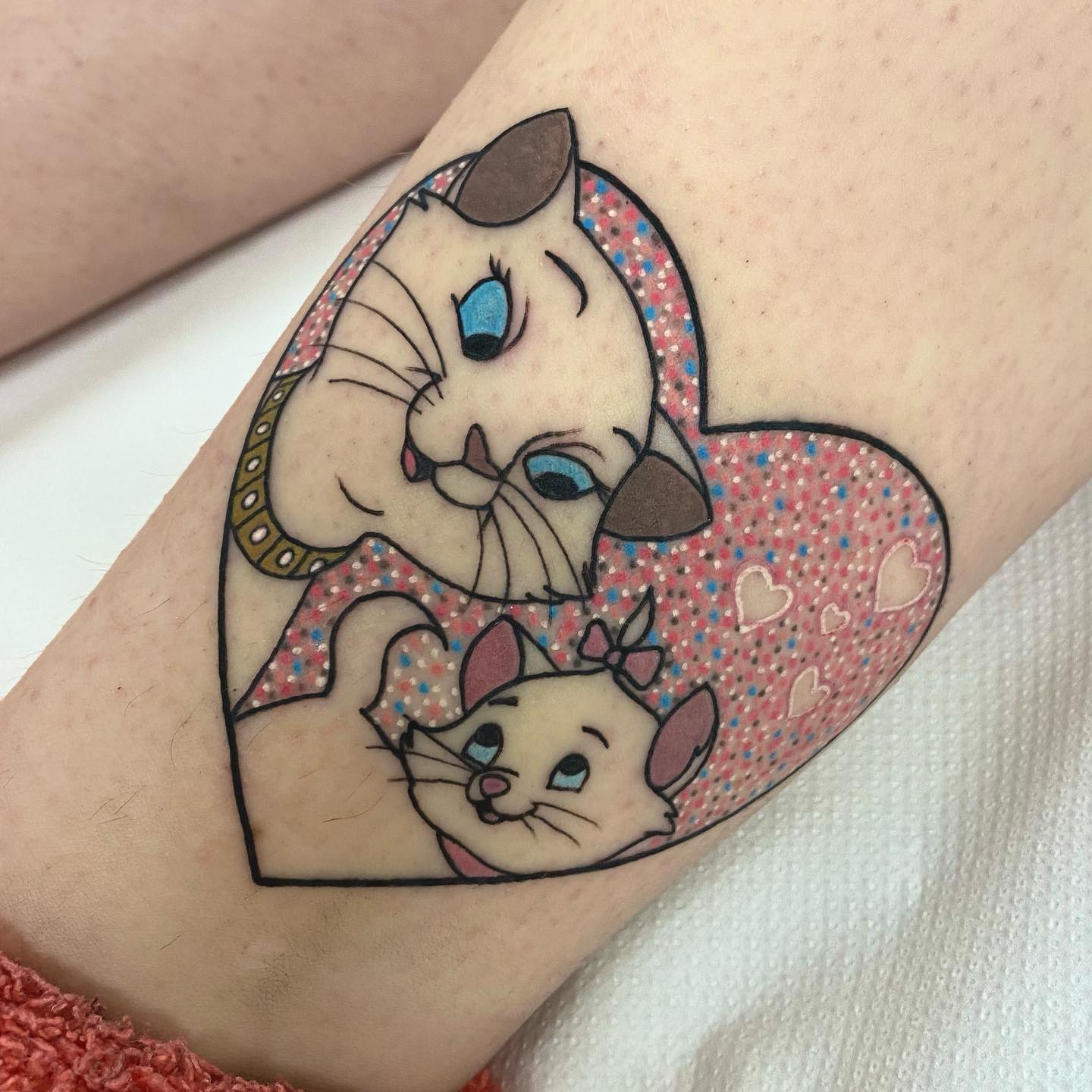 Madre amorosa y cariñosa, tatuaje de madre e hija.