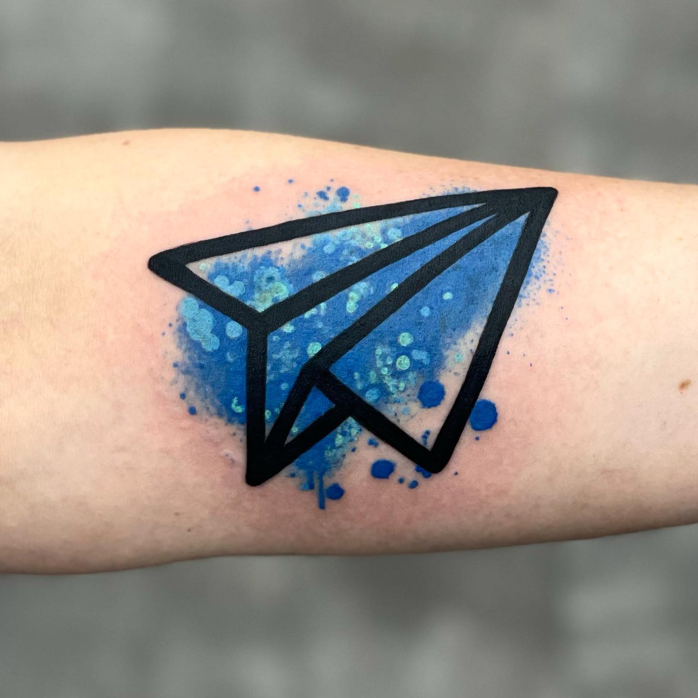 Minimalismo Avión de Papel Tatuaje