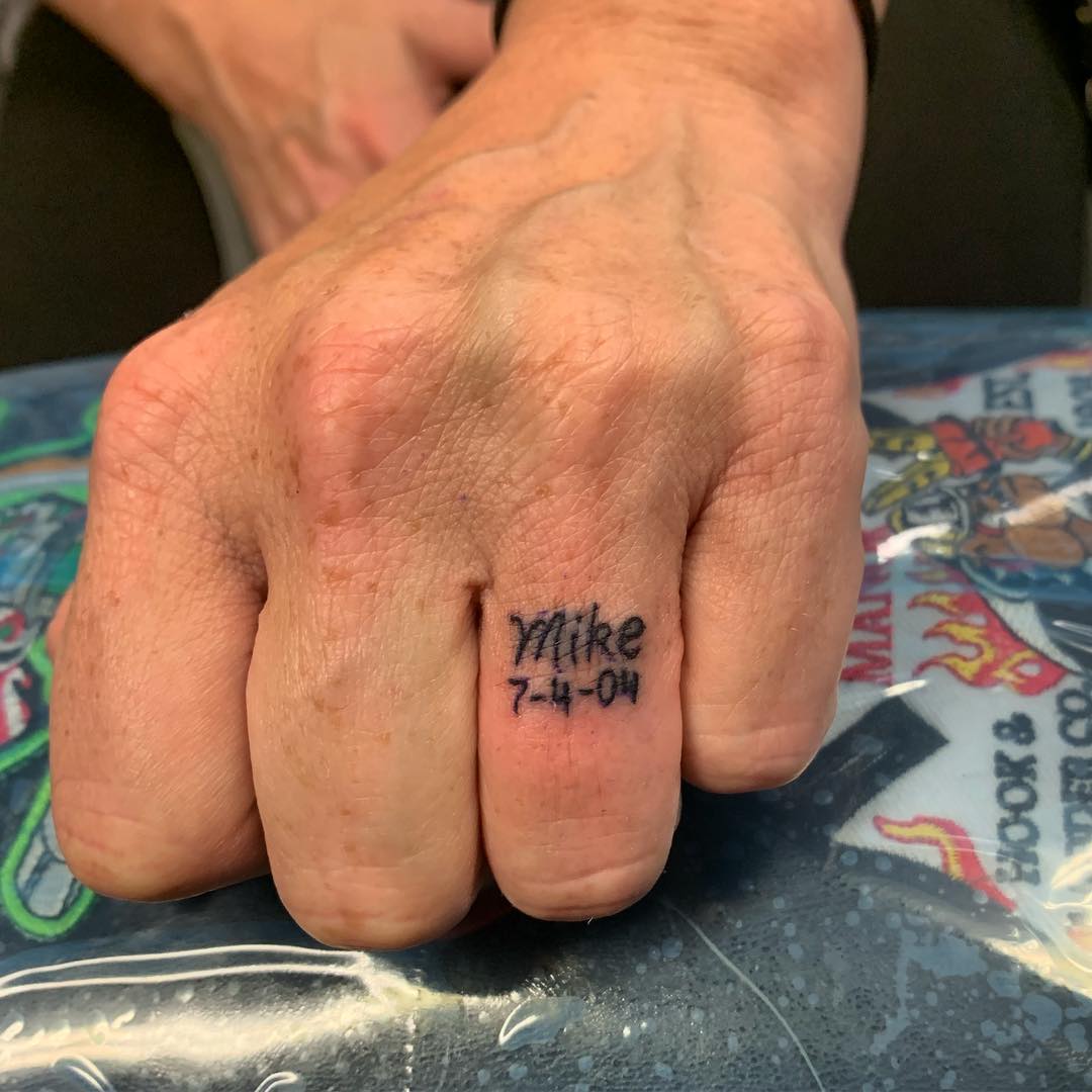 Nombre y fecha Tatuaje de anillo de bodas.