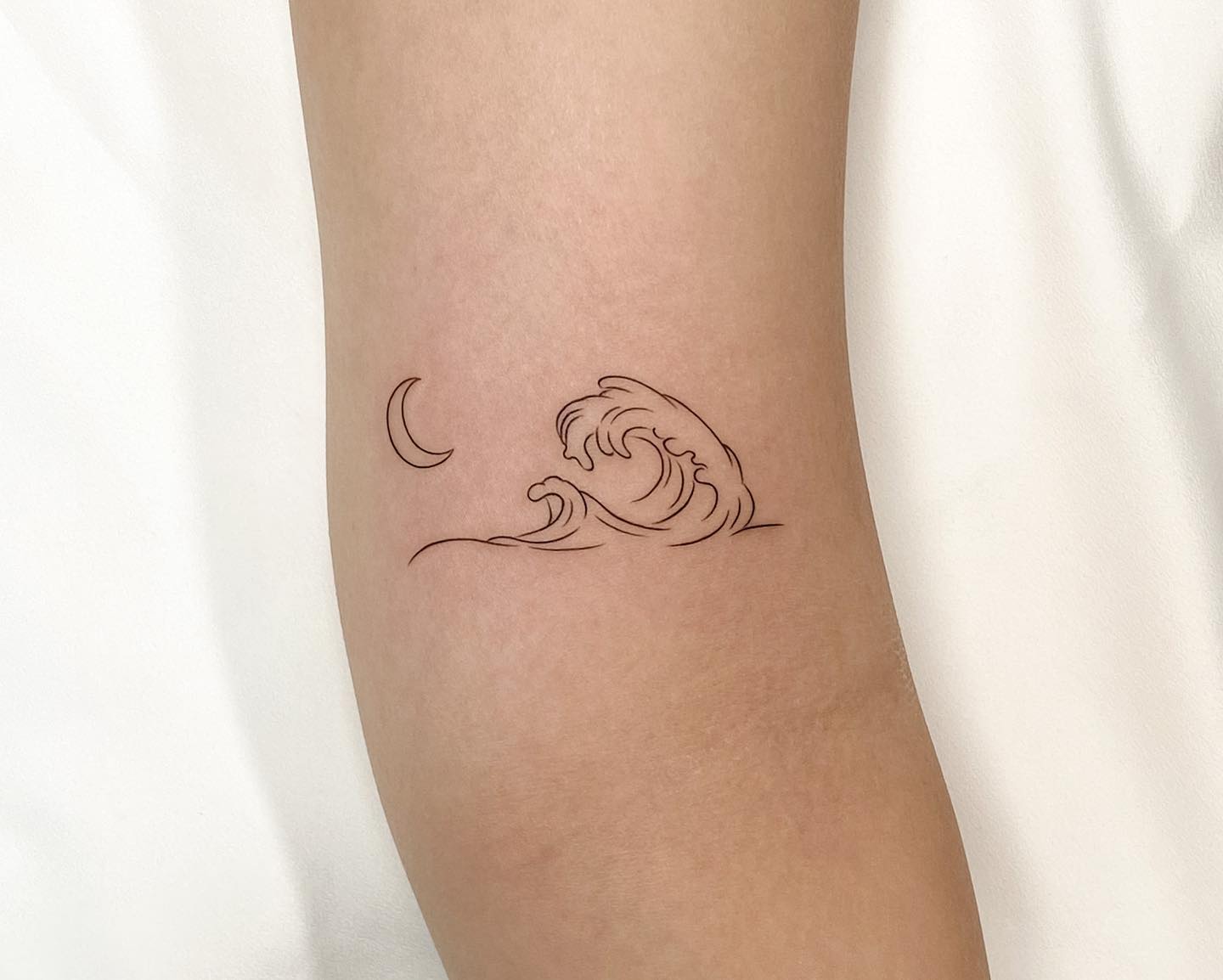 Pequeña idea de tatuaje de ola minimalista