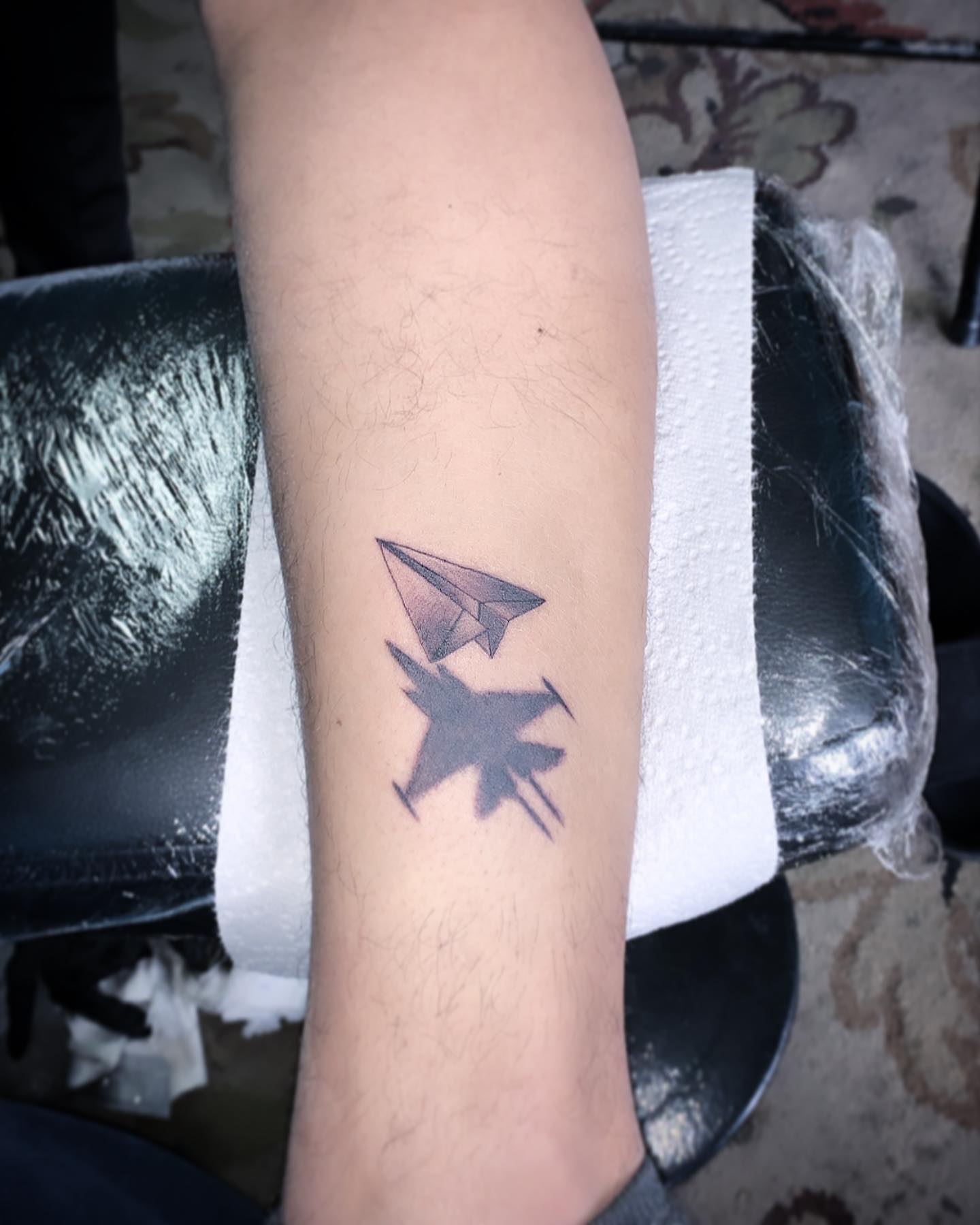Pierna Avión de papel Diseño de tatuaje