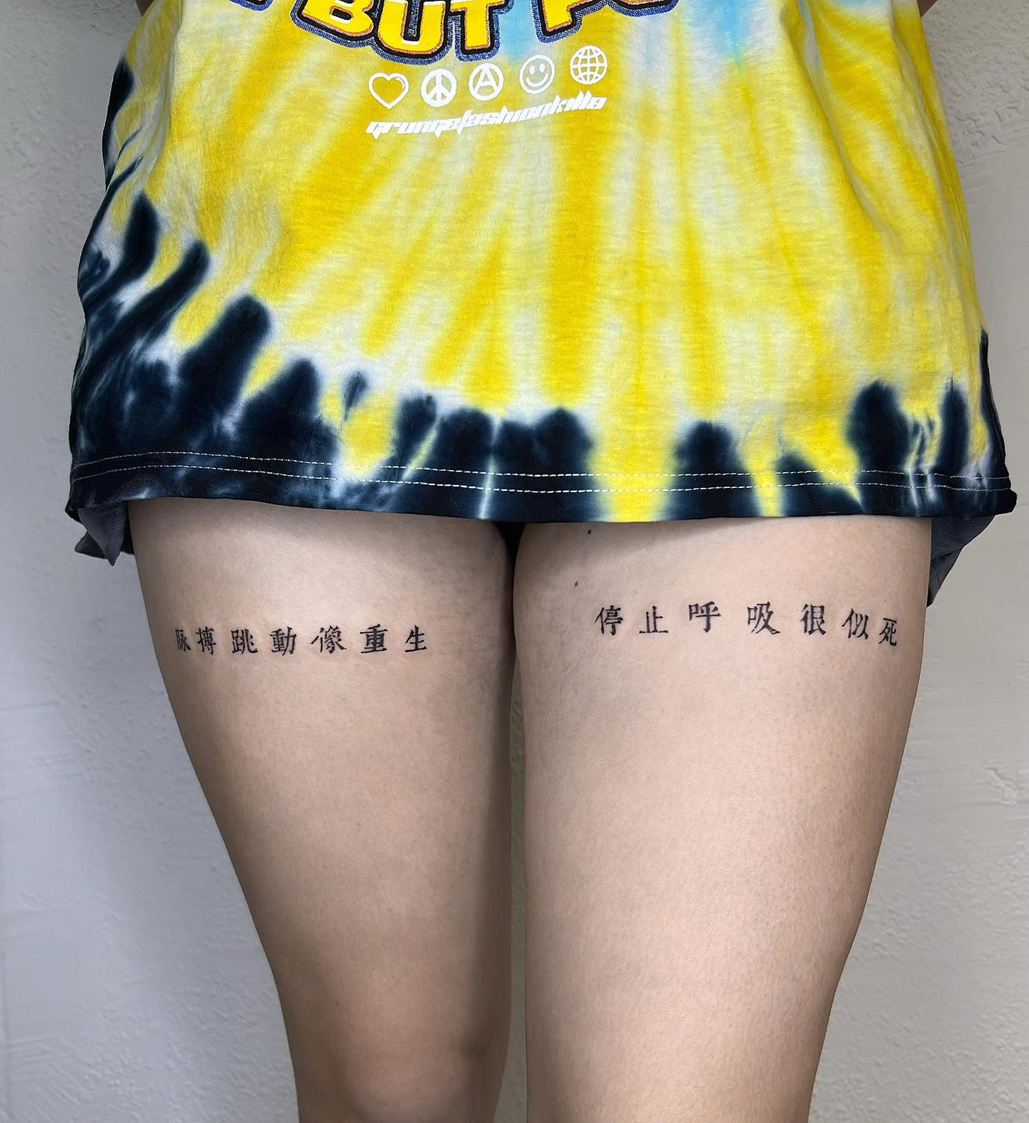 Tatuaje creativo de muslo chino