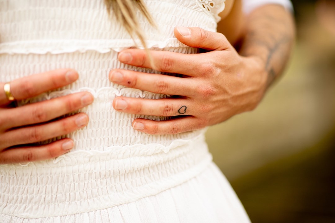 Tatuaje de anillo de boda en forma de corazón