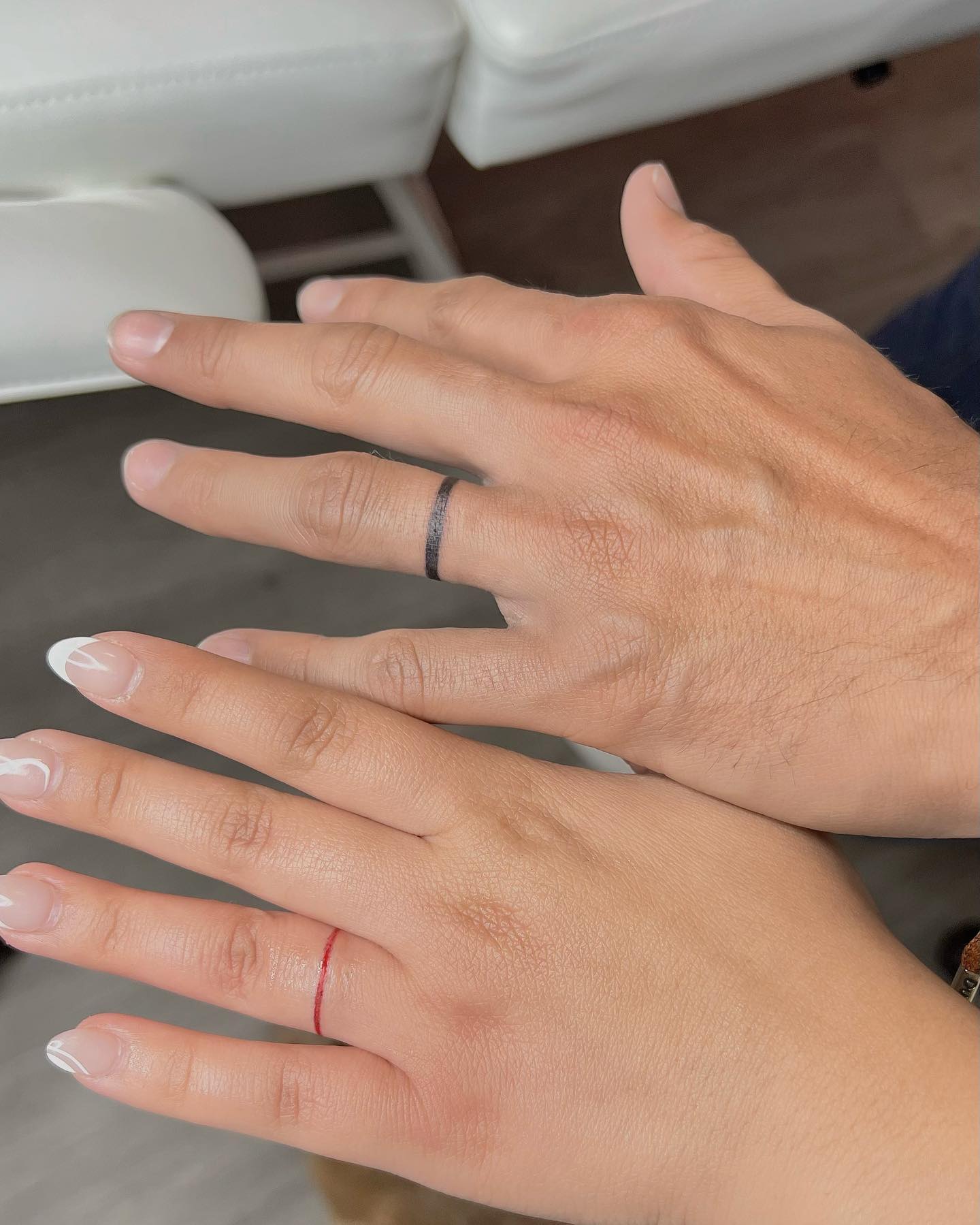 Tatuaje de anillo de boda negro y rojo
