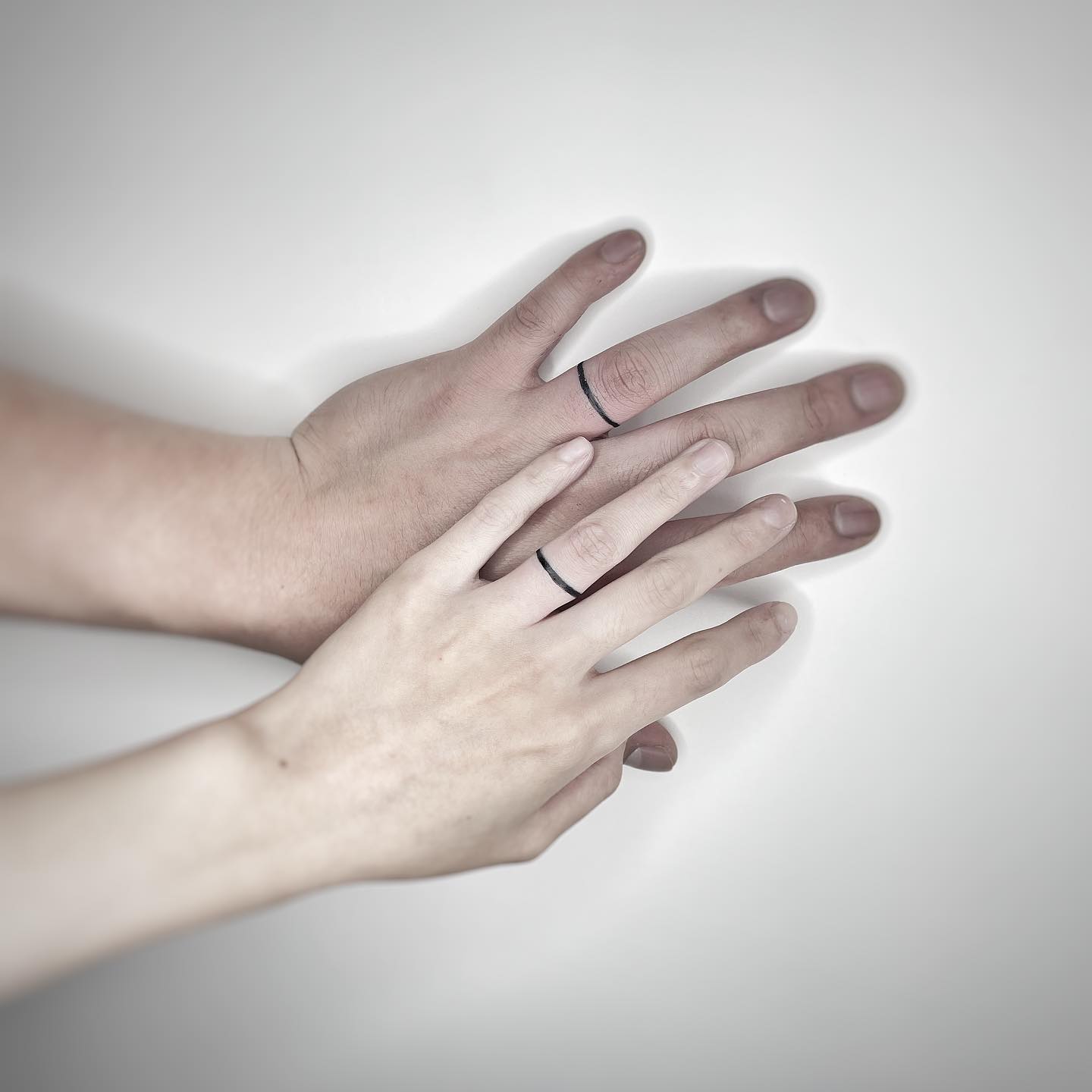 Tatuaje de Anillo de Bodas con Contorno Negro