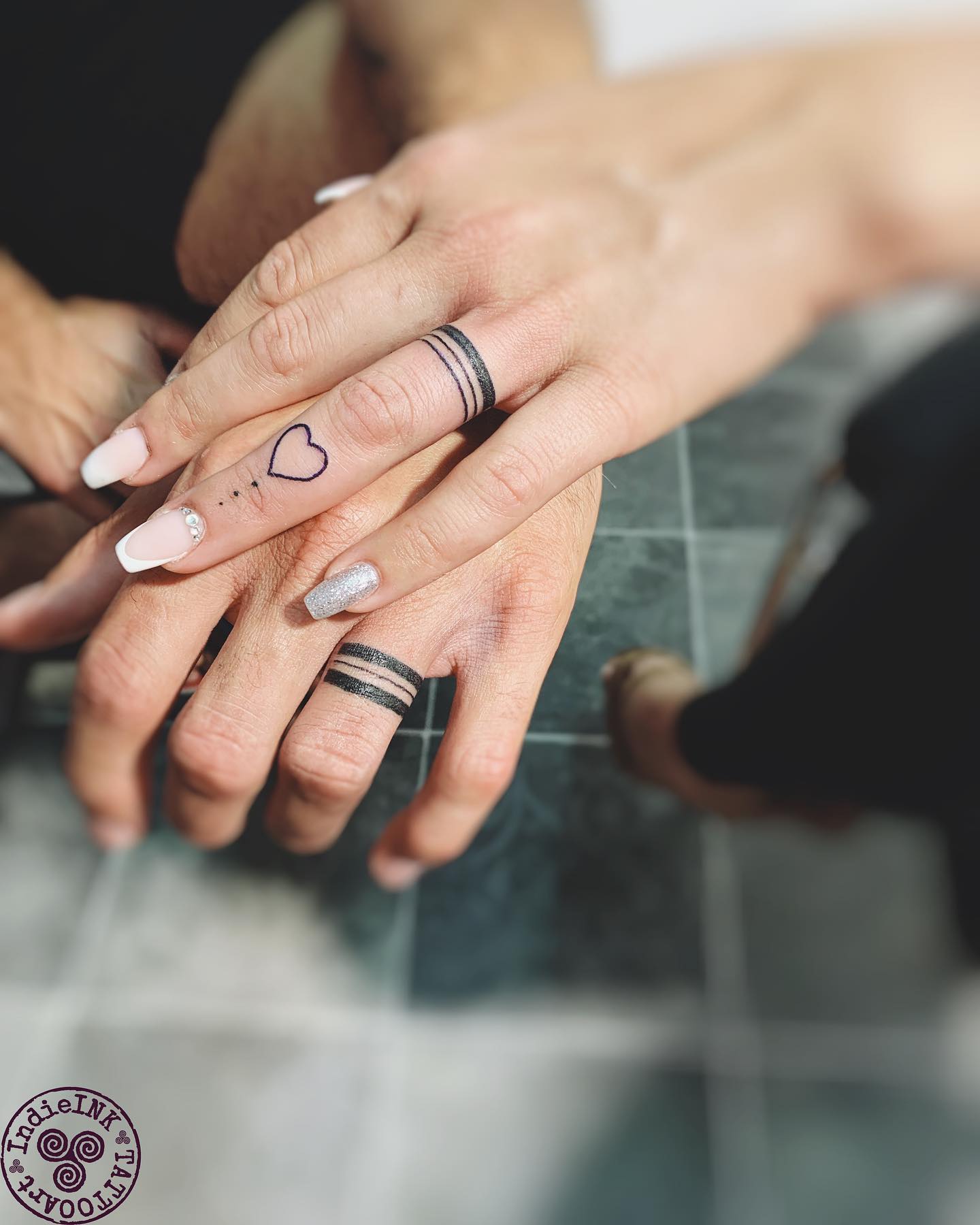 Tatuaje de anillo de bodas con corazón negro