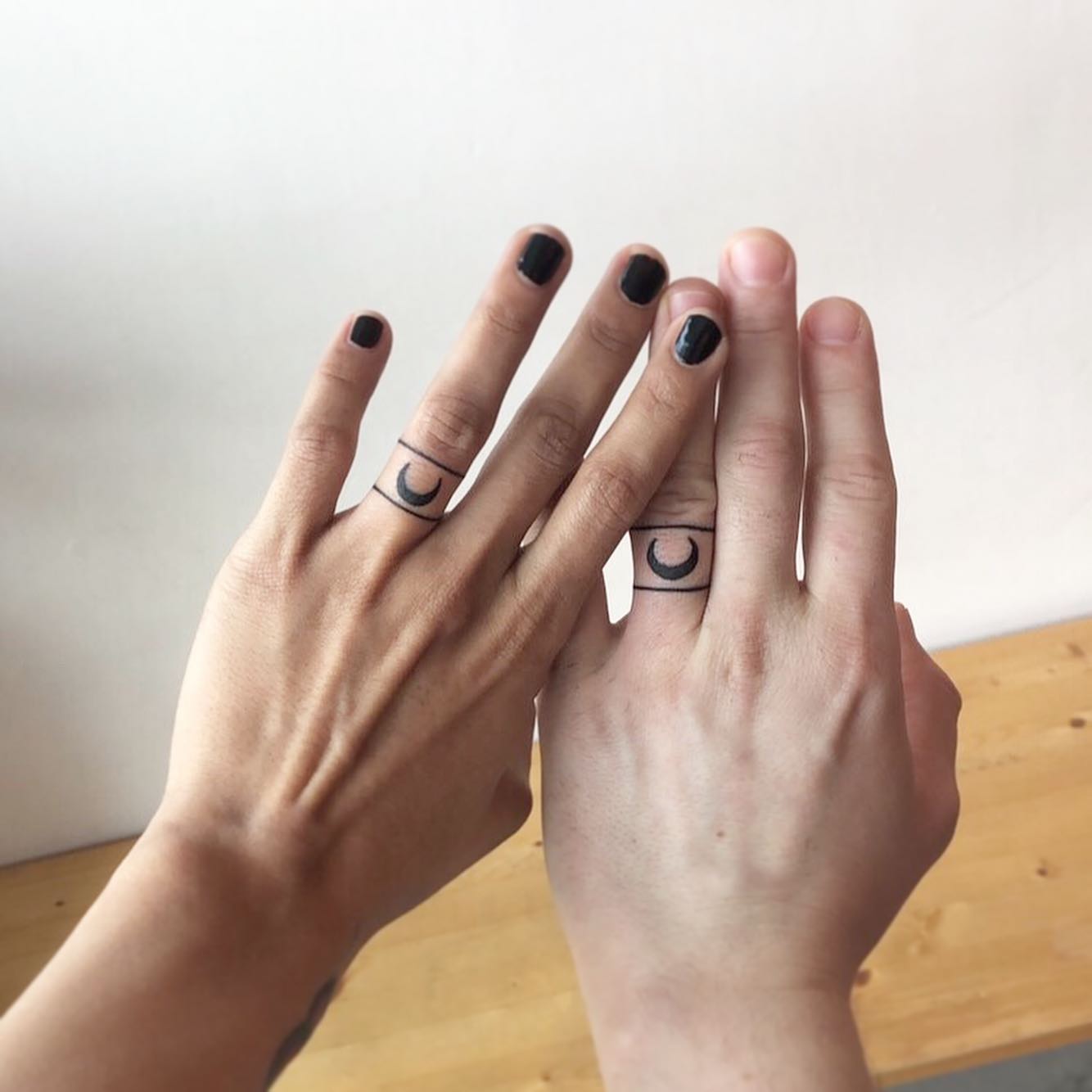 Tatuaje de anillo de bodas de luna