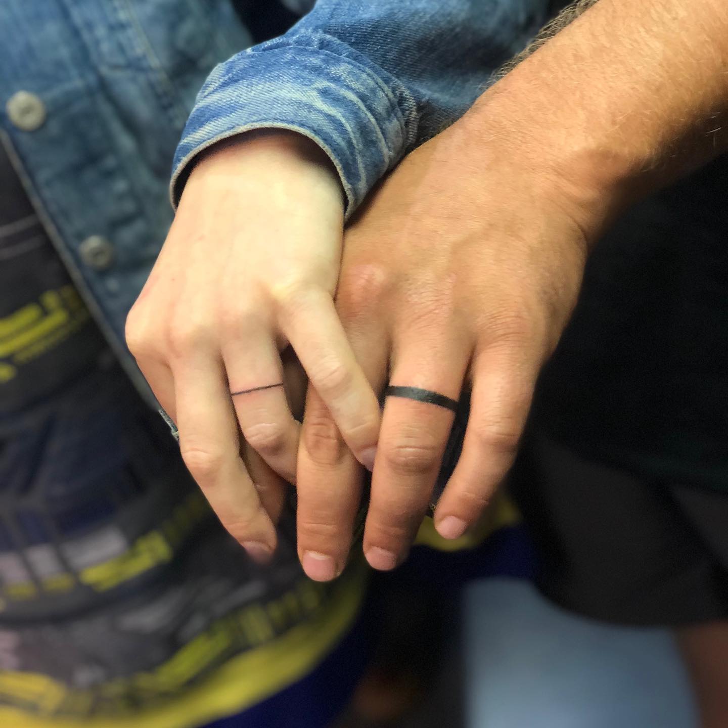 Tatuaje de anillo de bodas negro