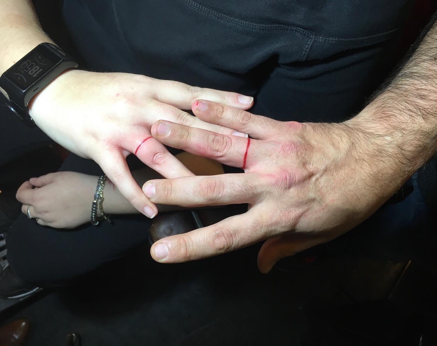 Tatuaje de anillo de bodas rojo