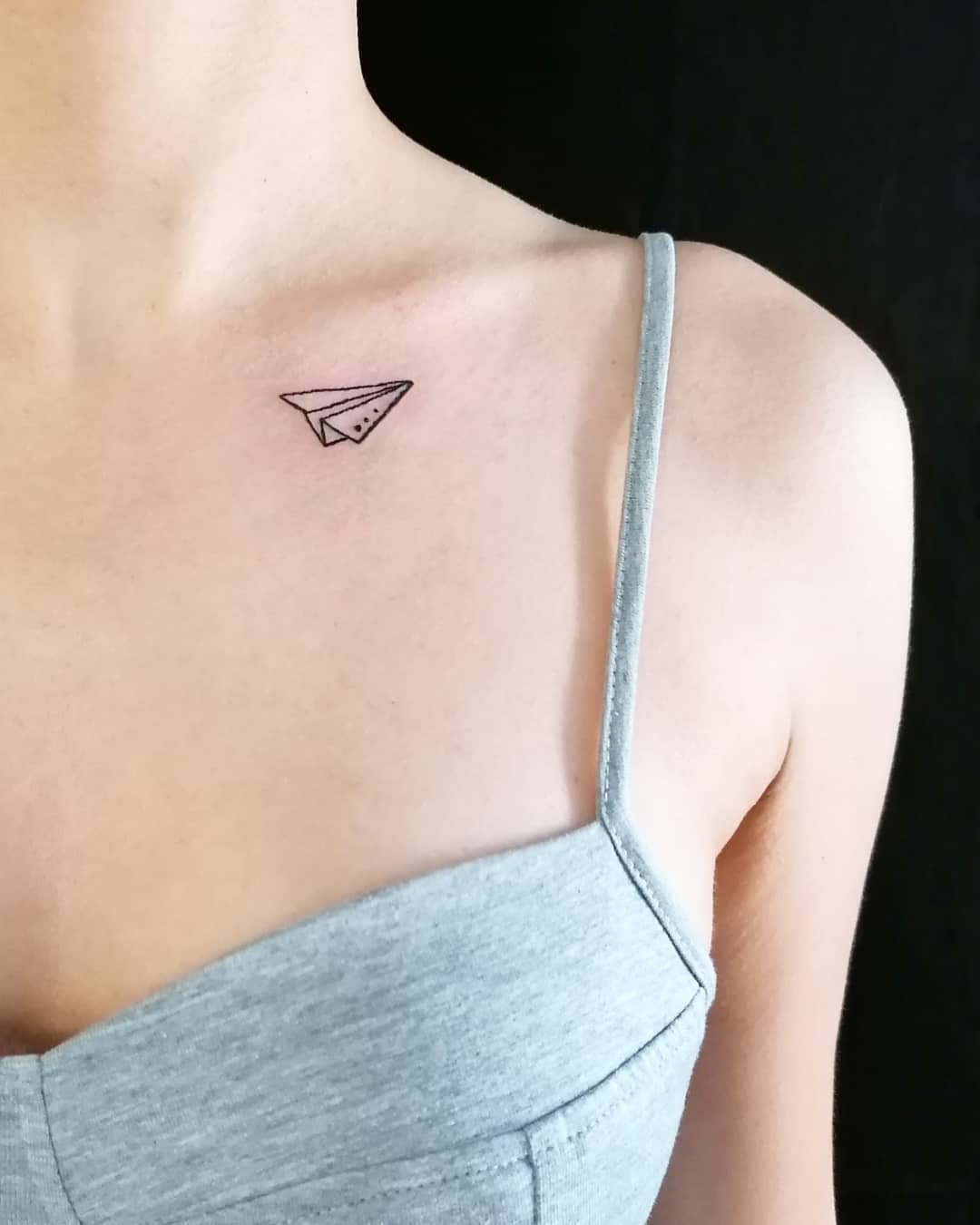 Tatuaje de Avión de Papel Colorido y Genial.