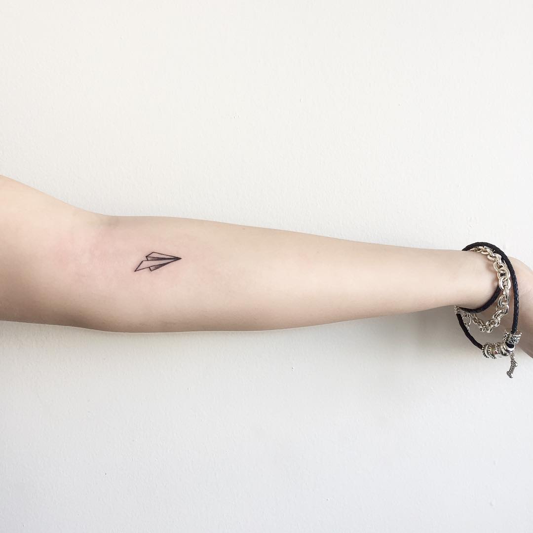 Tatuaje de Avión de Papel de Tinta Negra