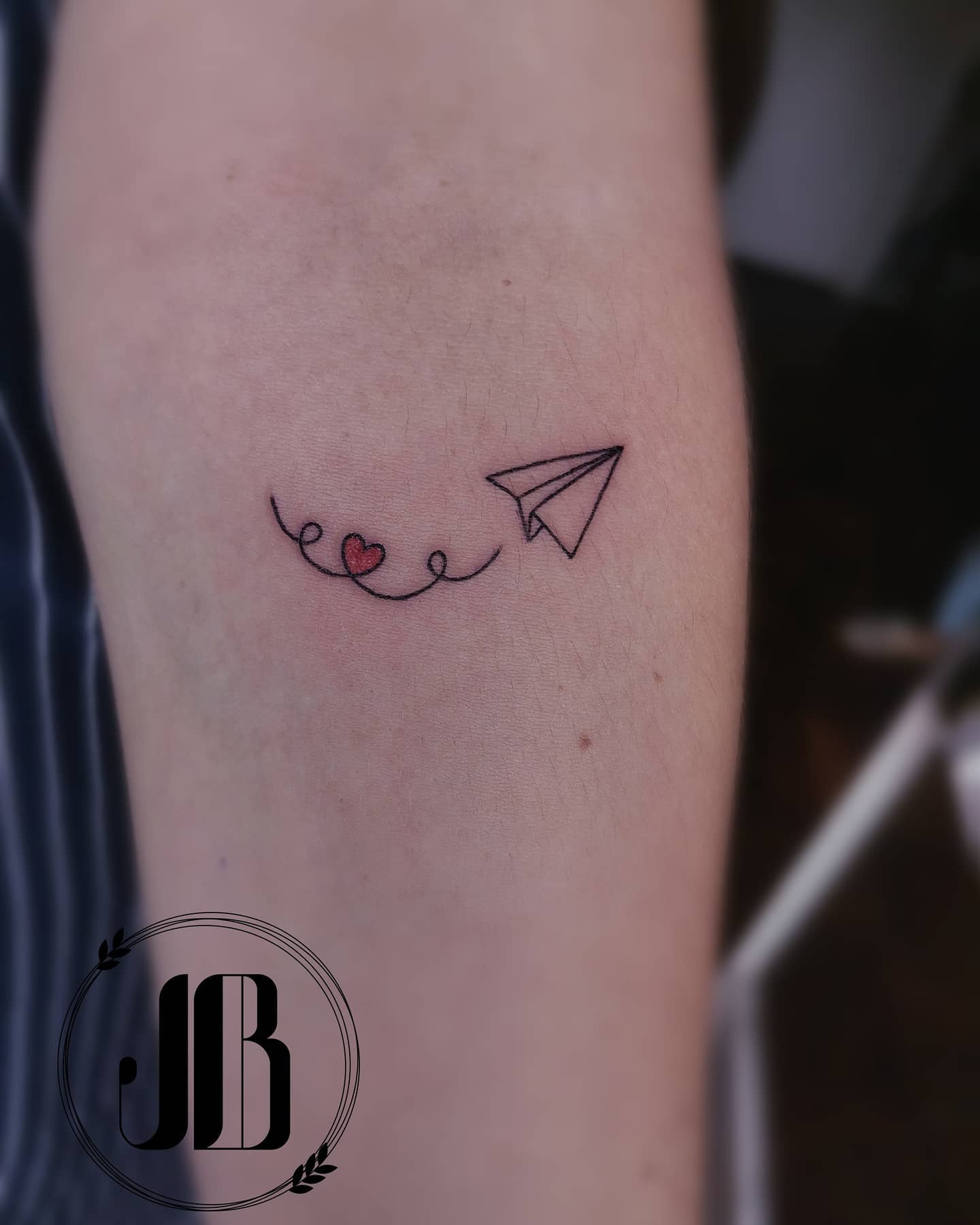 Tatuaje de avión de papel genial para hombres.