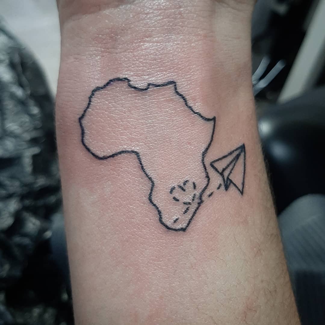 Tatuaje de avión de papel pequeño.