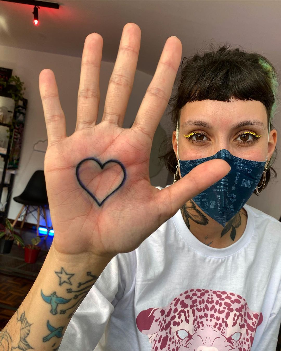 Tatuaje de corazón en la palma