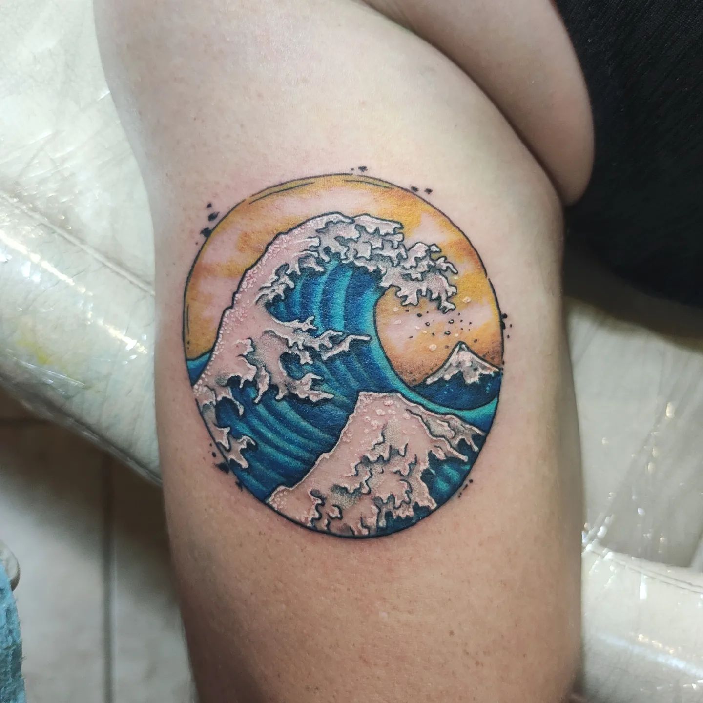 Tatuaje de Gran Ola Colorida