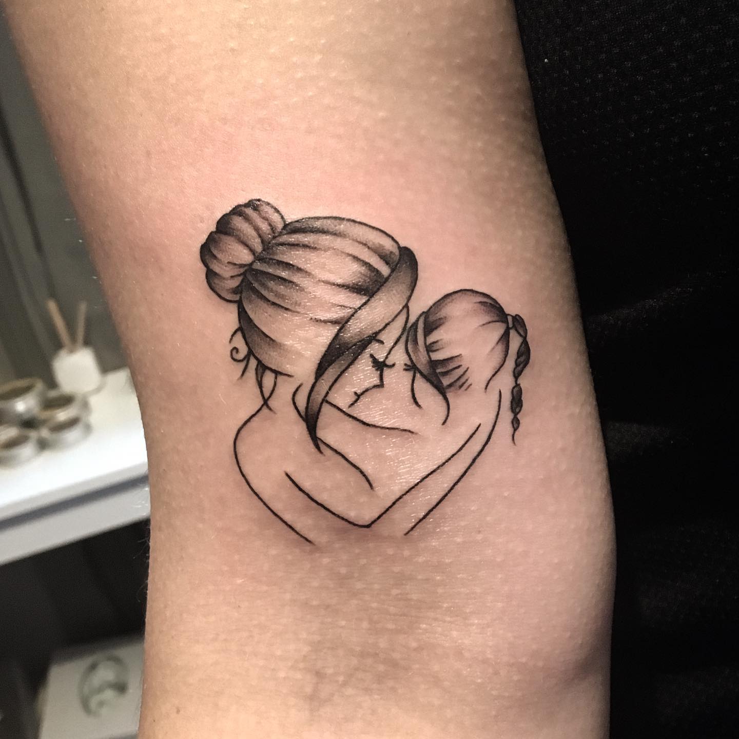 Tatuaje de Madre e Hija con Tinta Negra.
