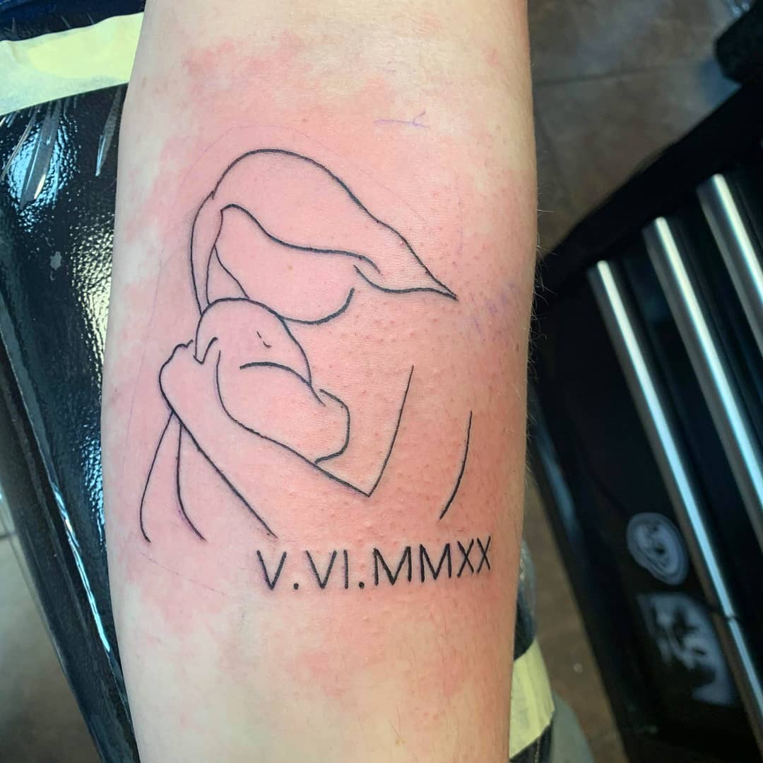 Tatuaje de madre e hija con una fecha.