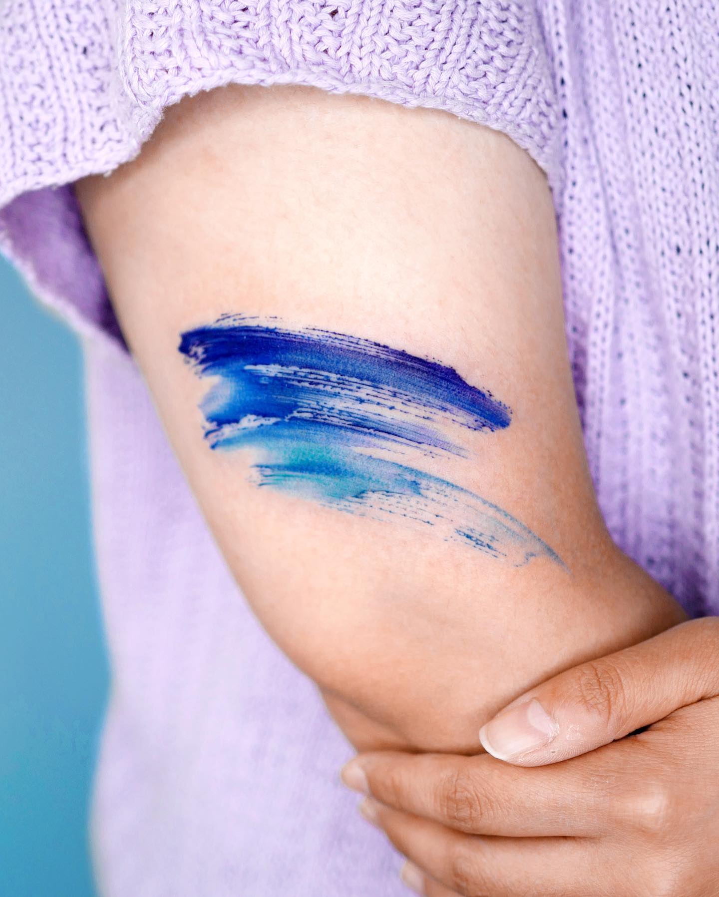 Tatuaje de Ola Colorido y Artístico
